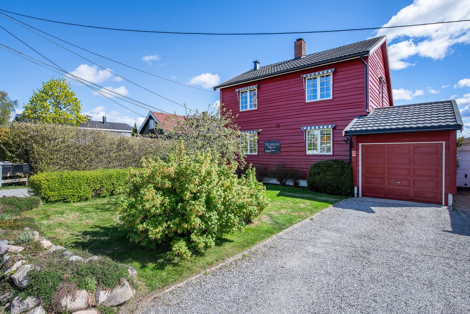 Boligen har 2 garasjer plassert på hver sin side av huset Galleribilde