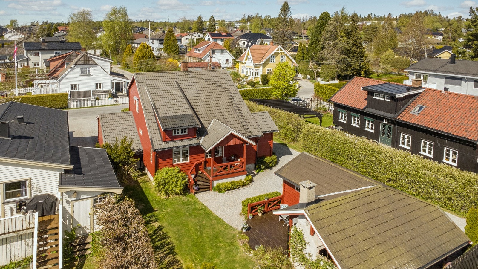 Hagedelen er pent opparbeidet med plen, prydbusker, morelltre- og epletrær, blomsterbed med variert beplantning m.m. Galleribilde