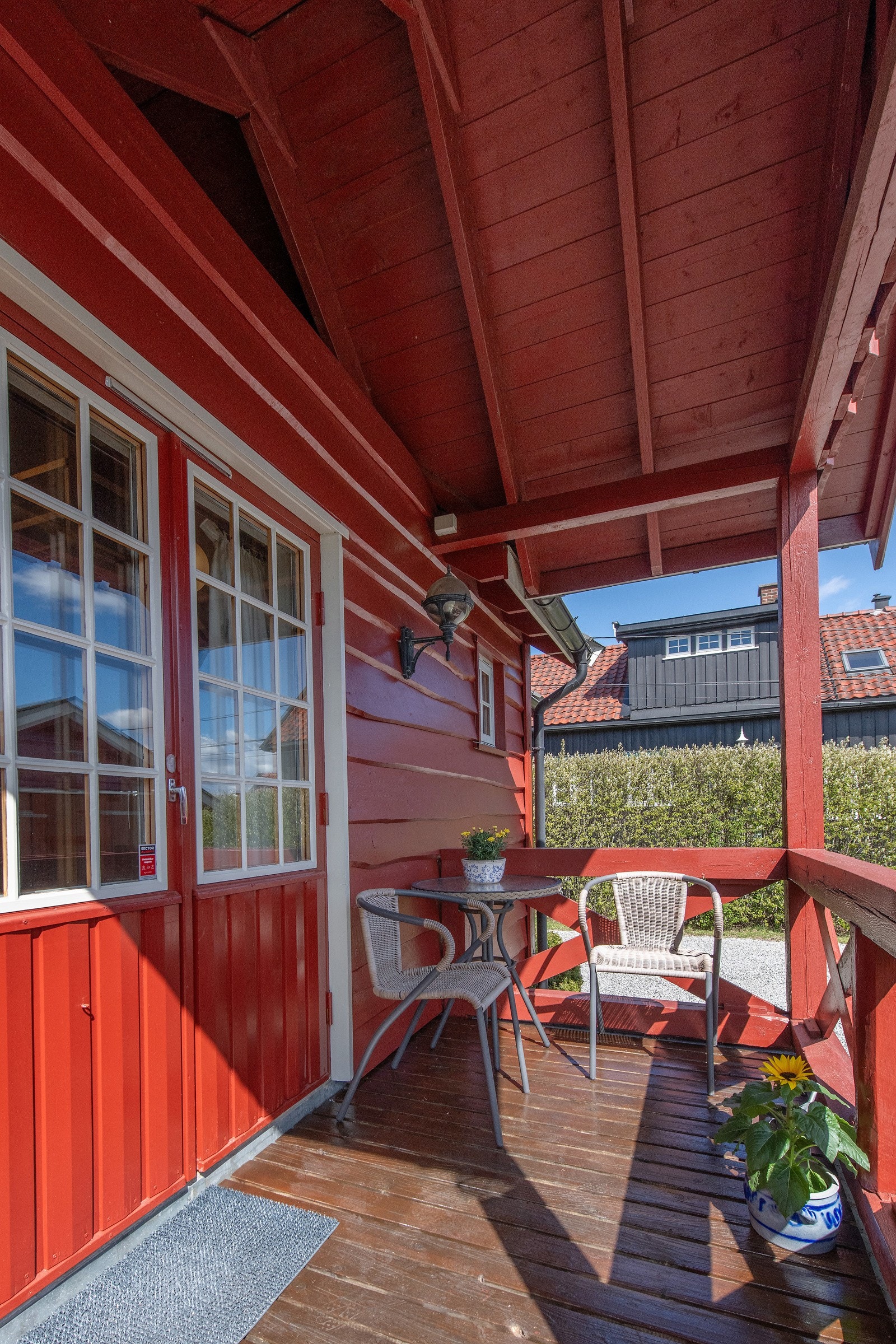 Overbygget terrasse med morgen- og formiddagssol Galleribilde