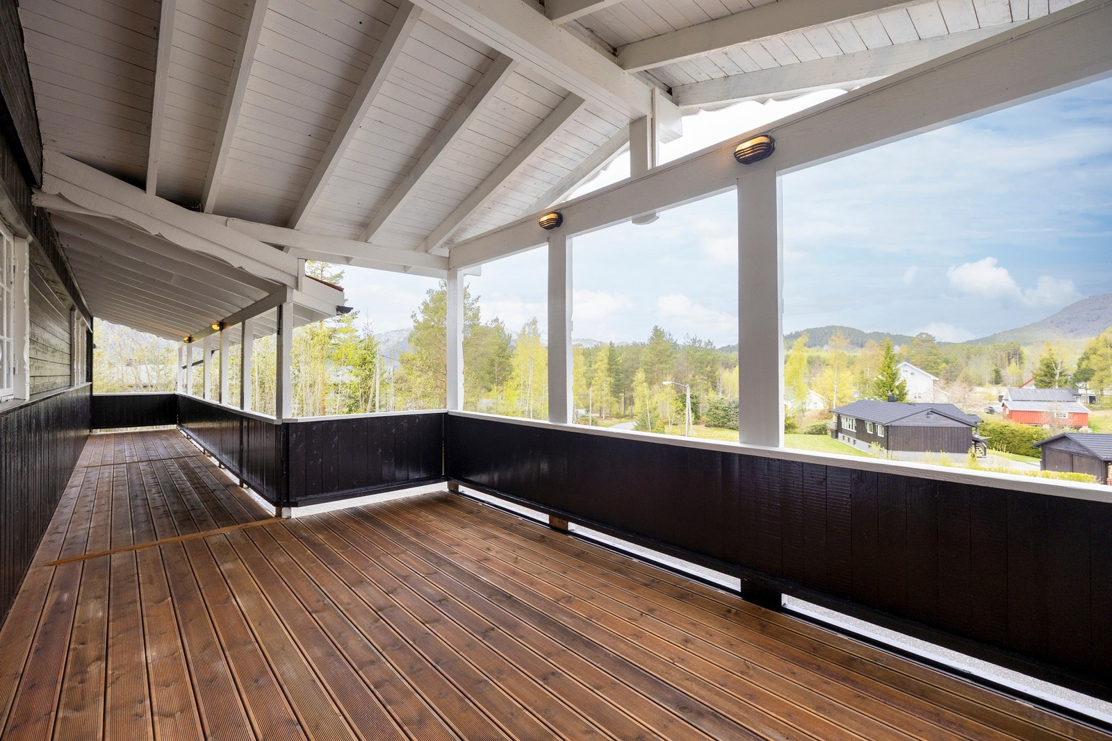 Overbygd terrasse med god plass til utemøbler, et hyggelig uterom med flott utsyn mot nærområdet. Galleribilde