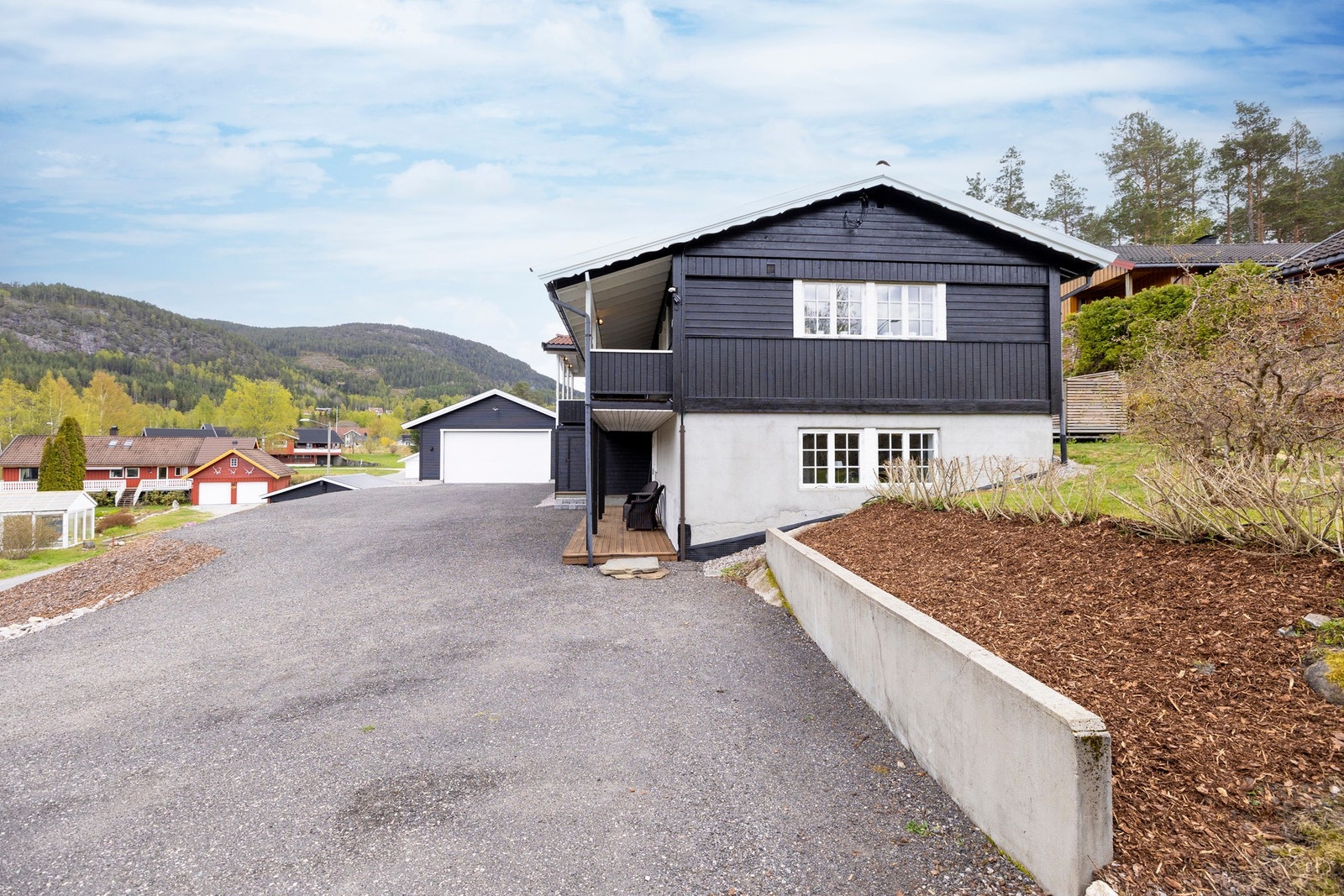 Boligens fasade med overbygd veranda. Galleribilde