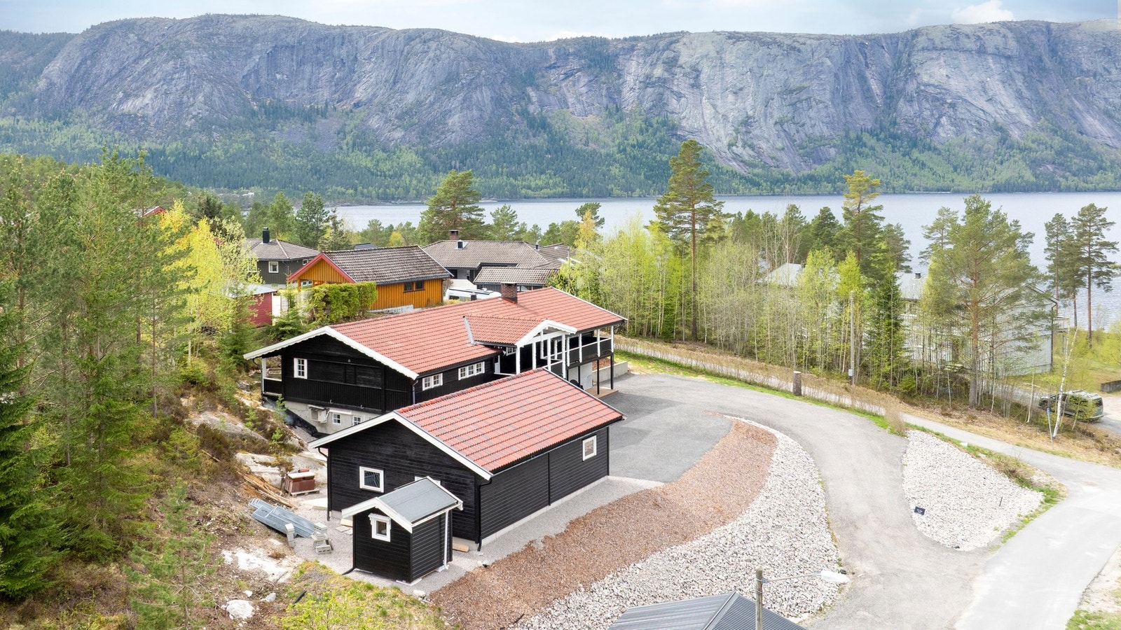 God adkomst og romslig gårdsplass med plass til flere biler. Galleribilde
