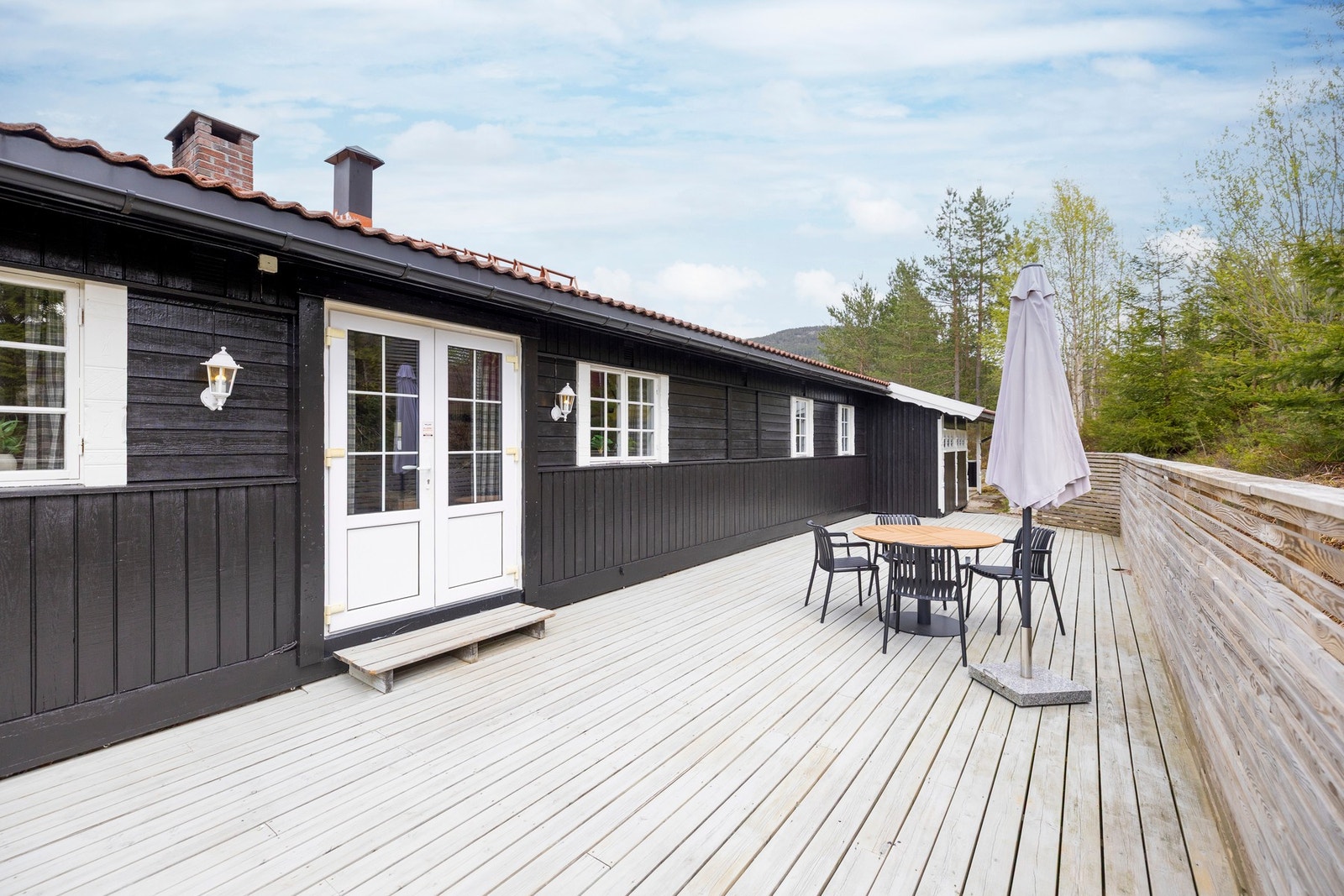 Terrasse med levegg og skjermet beliggenhet, perfekt for rolige stunder utendørs. Galleribilde