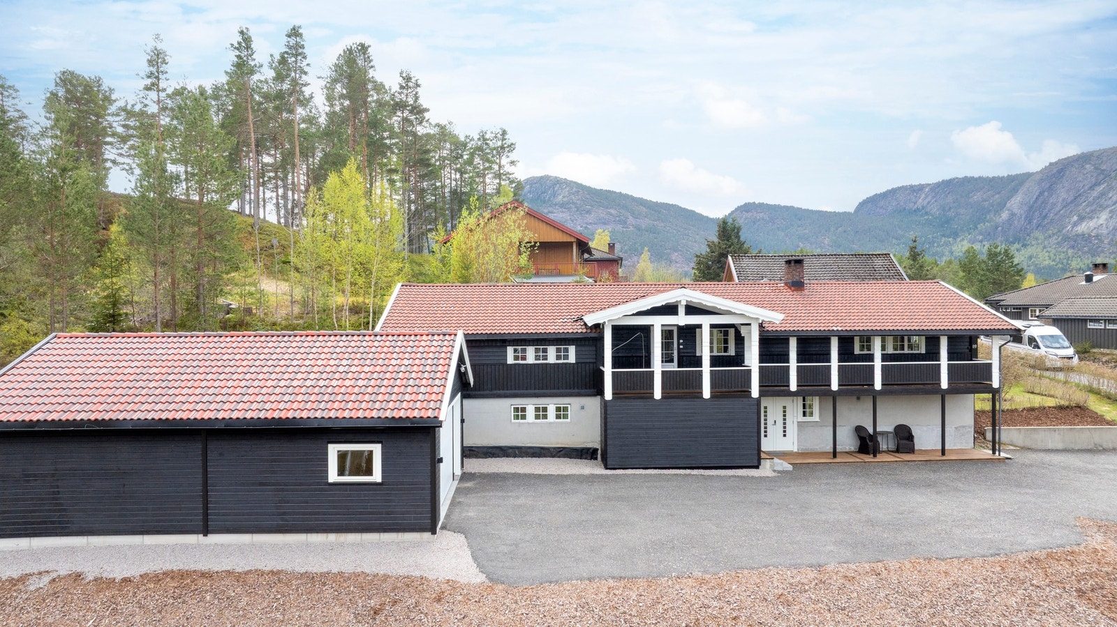 Boligen ligger i et rolig og veletablert boligområde, med kort gangavstand til offentlig transport, skole, barnehage og Treungen sentrum. Galleribilde