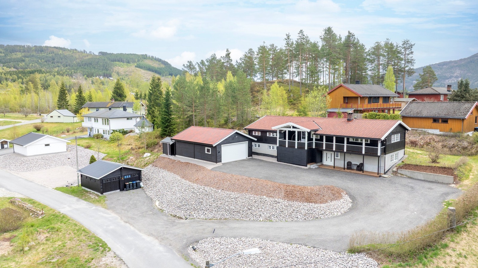 Velkommen til Smeitkollen 89 - Lars Jakob Aarak ved Privatmegleren Park har gleden av å presentere denne flotte boligen med stor eiet tomt. Foto: Kjetil Fredriksen (Kalisfoto) Galleribilde