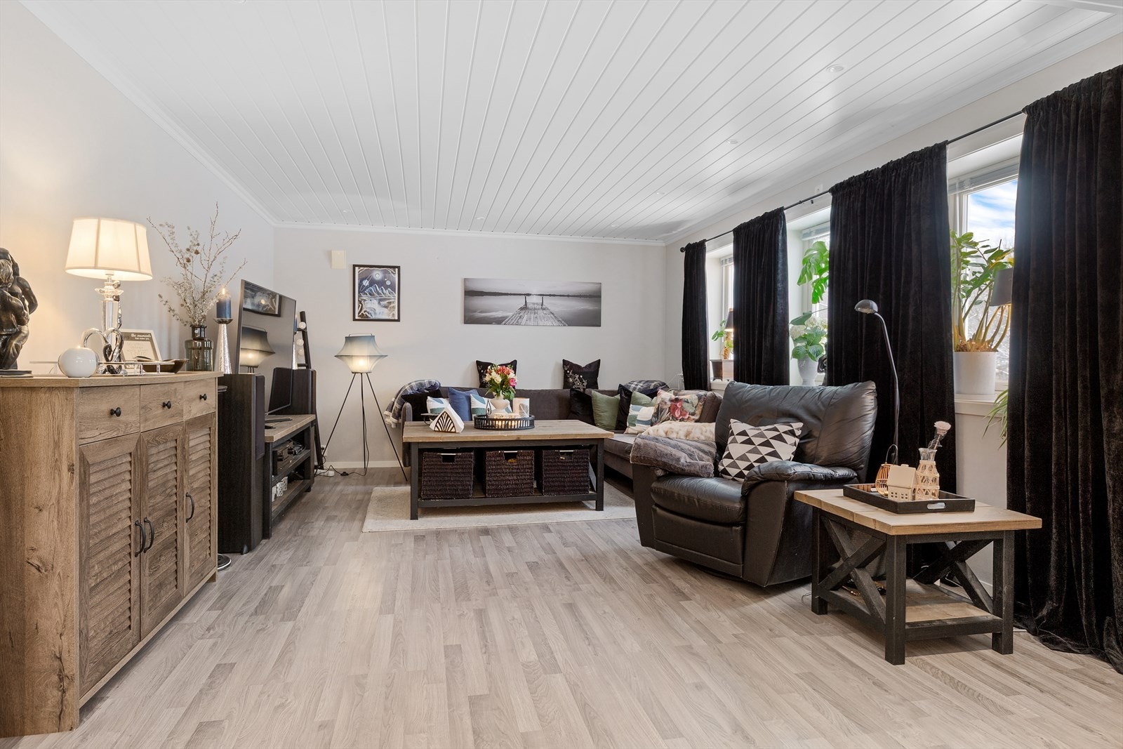 Huset er et godt utleieobjekt eller perfekt om øvrige familiemedlemmer skal bli med på gårdsdrømmen.
. Galleribilde