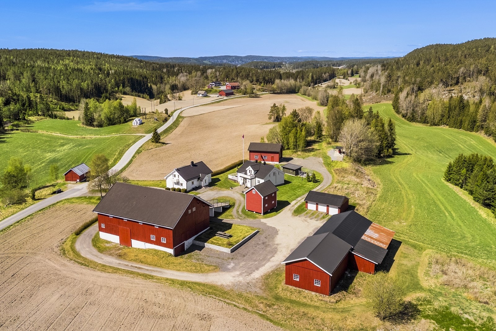 Gården har en spennende historie som strekker seg langt tilbake til 1700-tallet, hvor Brenne var kirkegods med leietakere i regi av kirken. Galleribilde