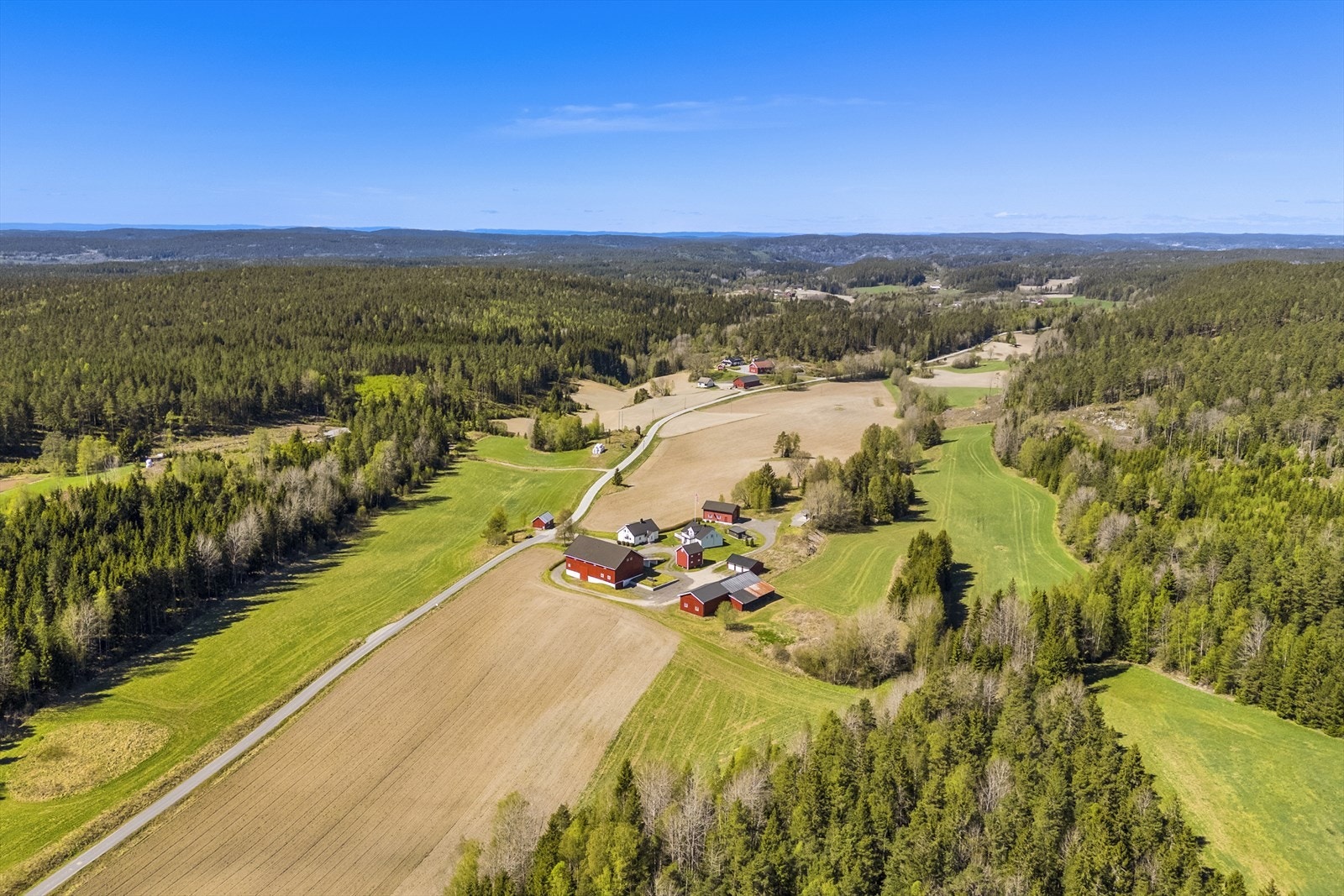 Fra gården er det kort vei til både Sarpsborg og Rakkestad. Begge med gode pendlermuligheter til Oslo og omkringliggende byer. Galleribilde