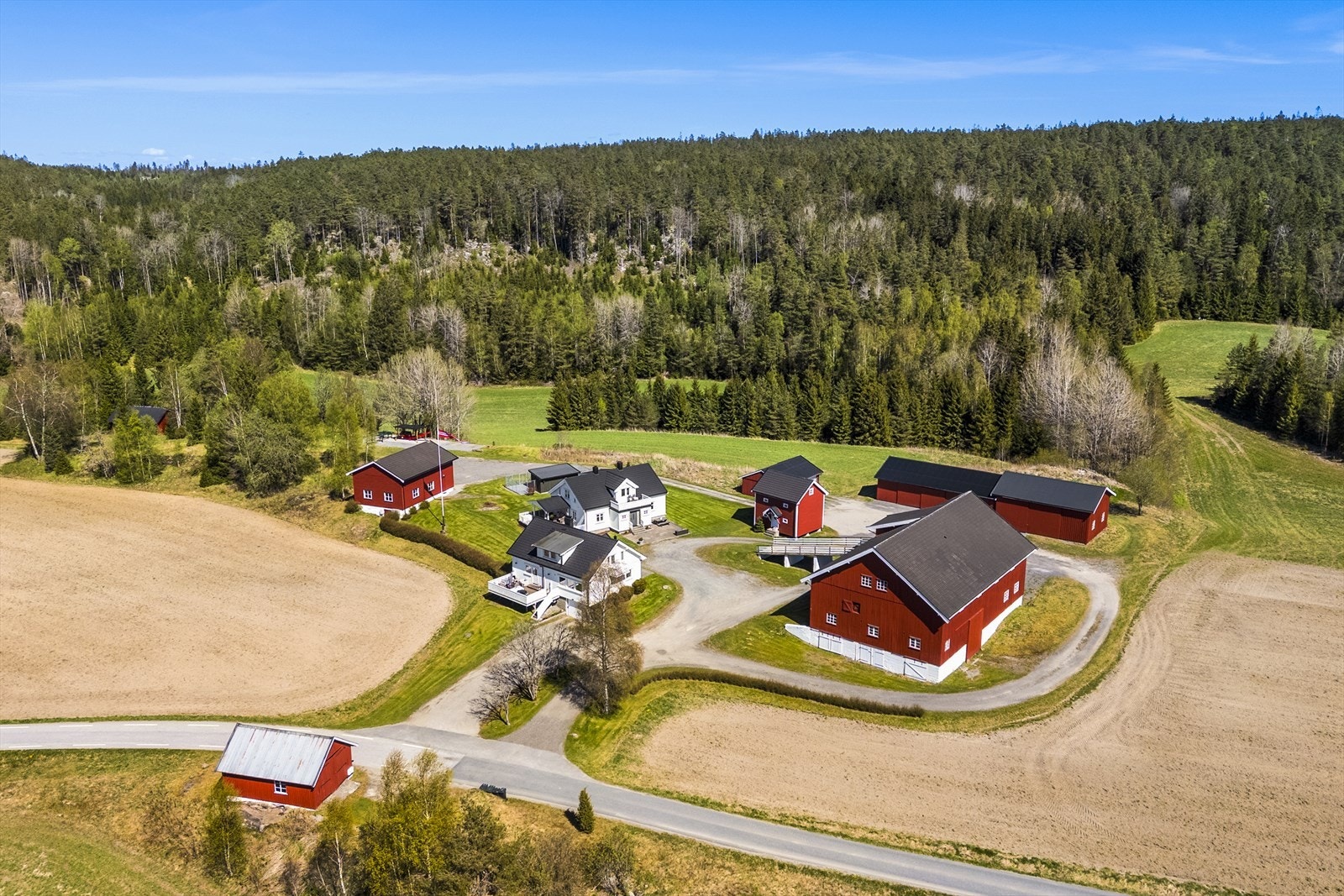 Gården består av 188,9 dekar med dyrket mark og 3 dekar innmarksbeite. Galleribilde