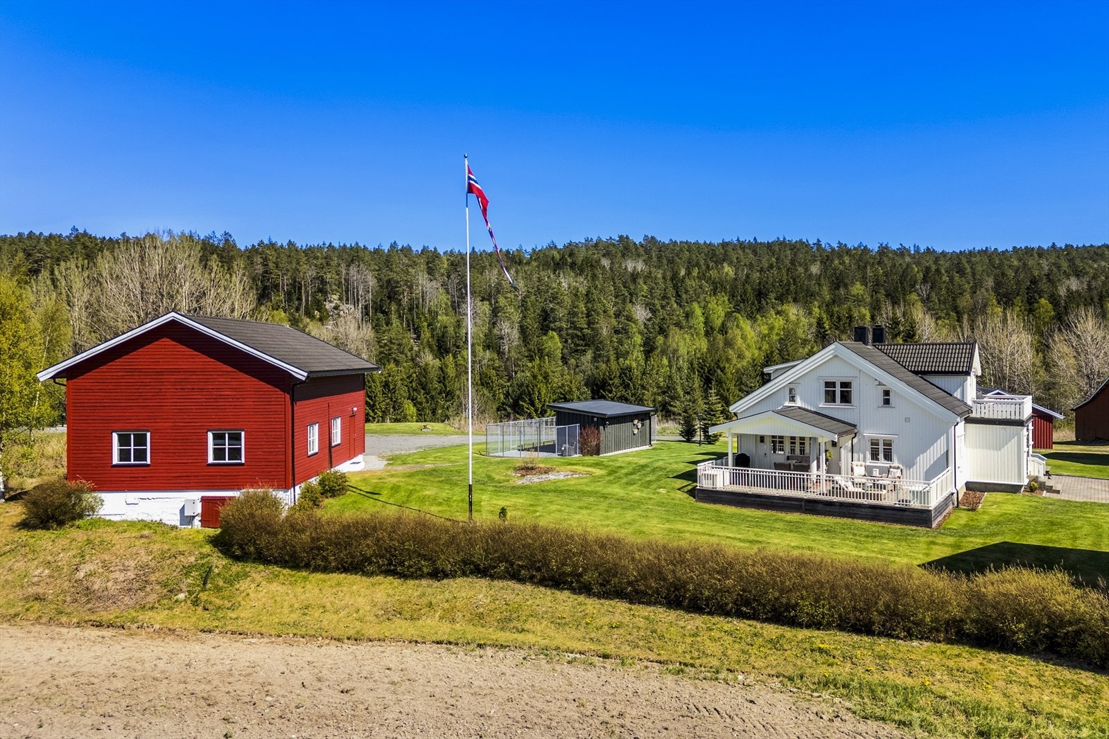 Gårdens driftsbygninger er i hovedsak rasjonelle og gode landbruksbygg. Galleribilde