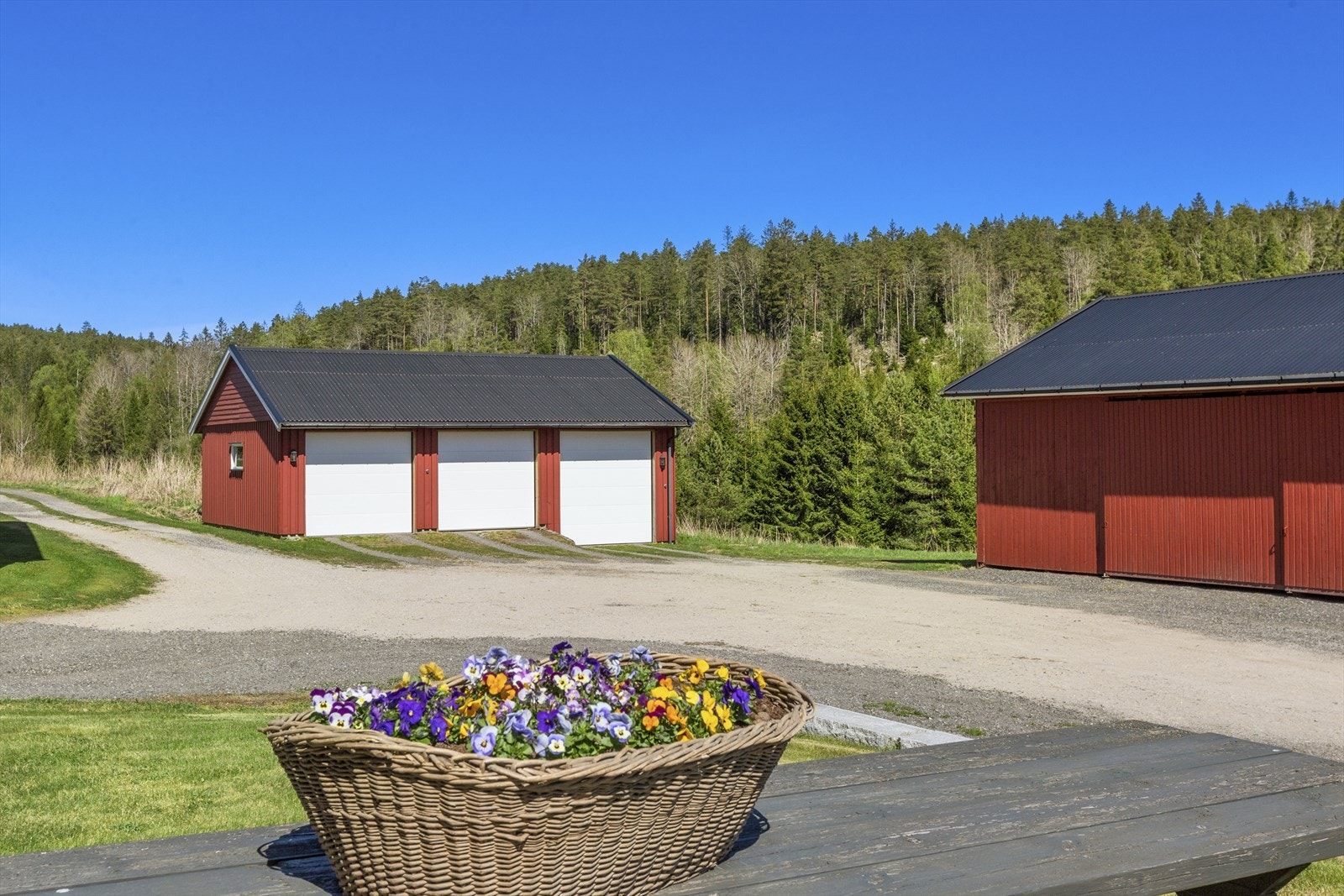 Trippel garasje med elbillader. Galleribilde