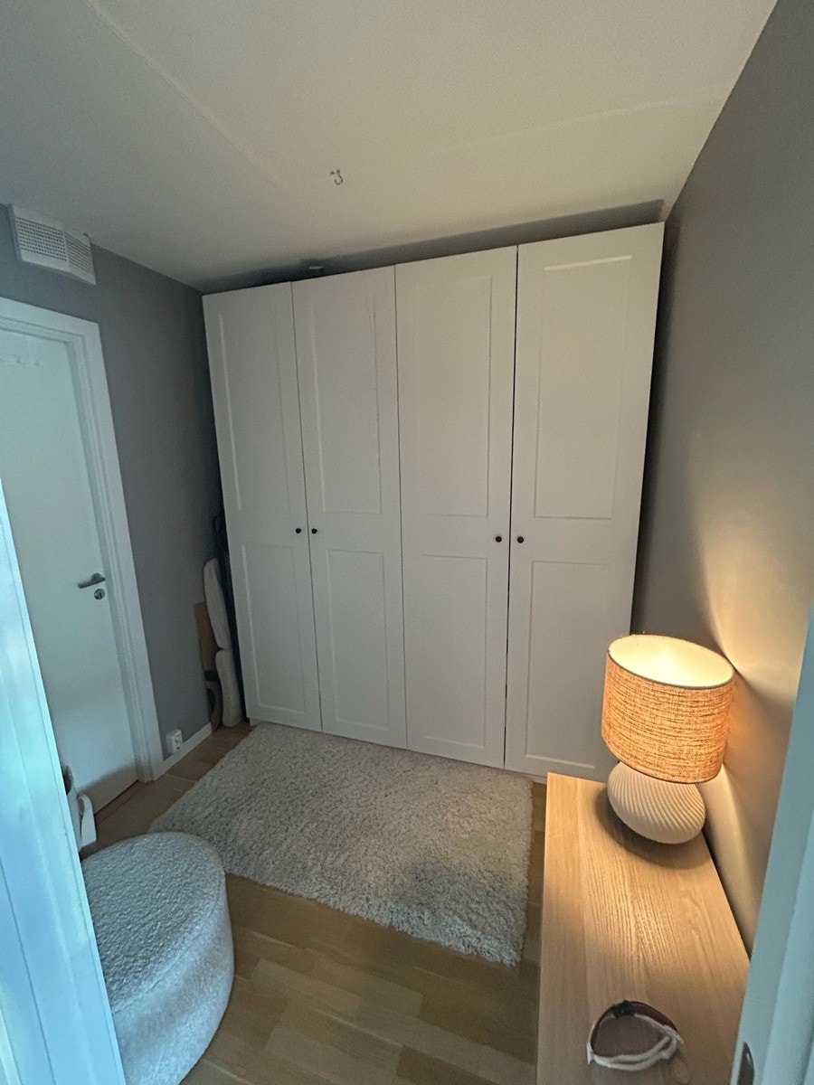 Walk-in closet, med oppbevaringsrom inn til venstre Galleribilde