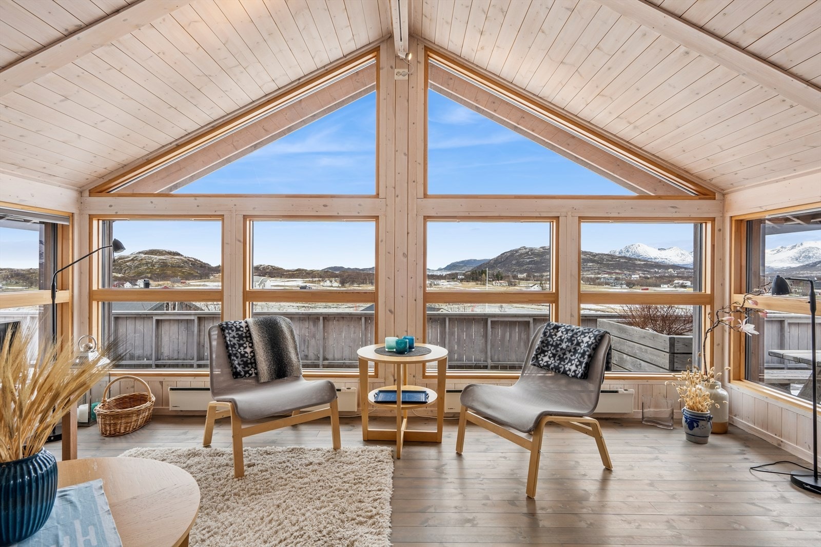 De store vinduene i stuen er utformet for å maksimere utsikten og lysinnslippet. Galleribilde