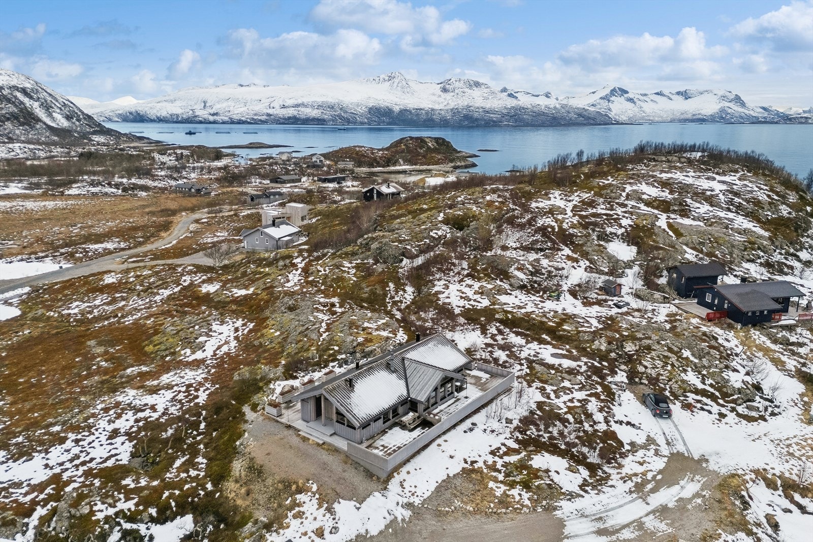 Fra hytta er det kort vei til flotte turområder, både sommer og vinter. Galleribilde