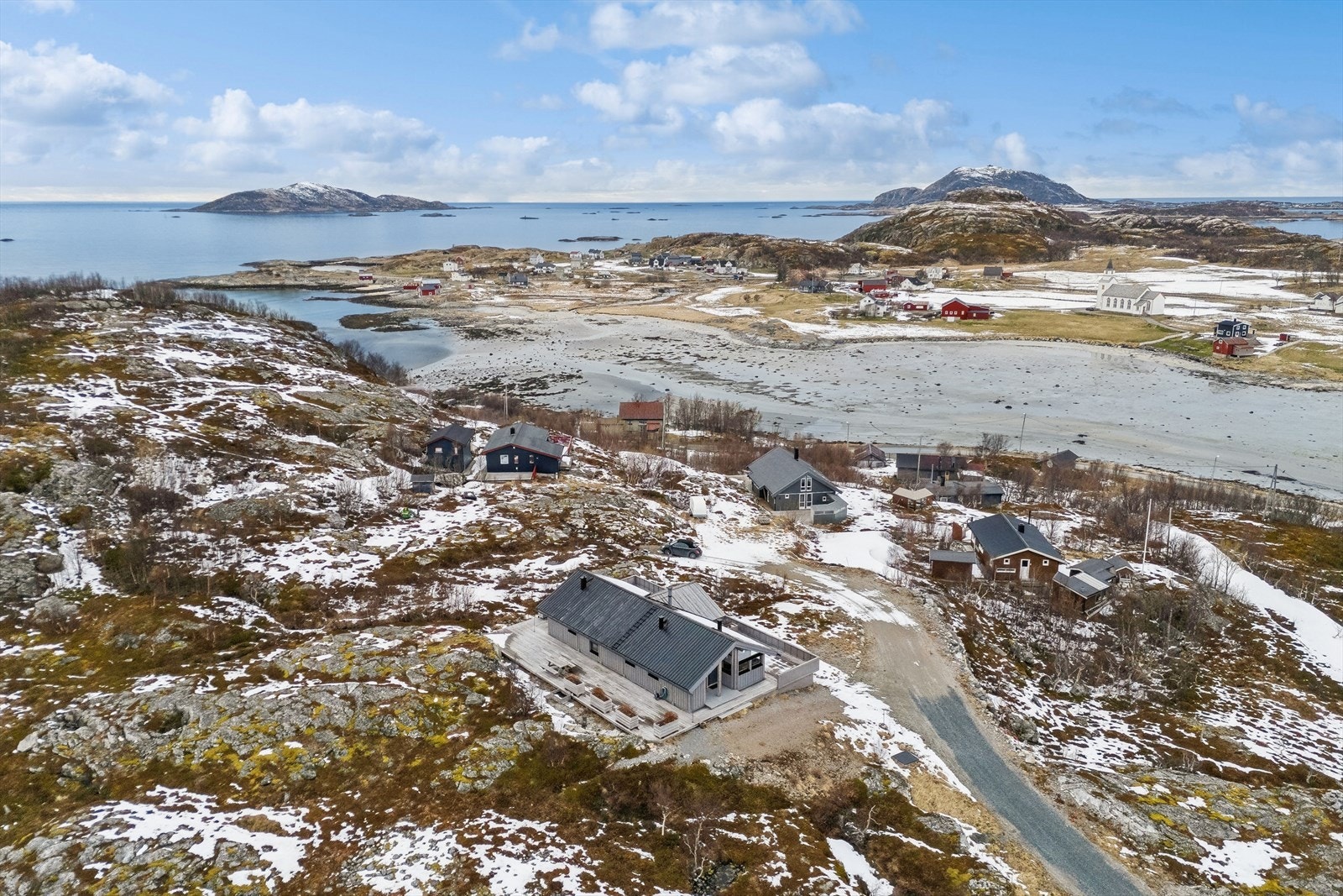 Brensholmen ferjekai, med forbindelse til Senja, ligger kun 4 minutter unna med bil. Galleribilde