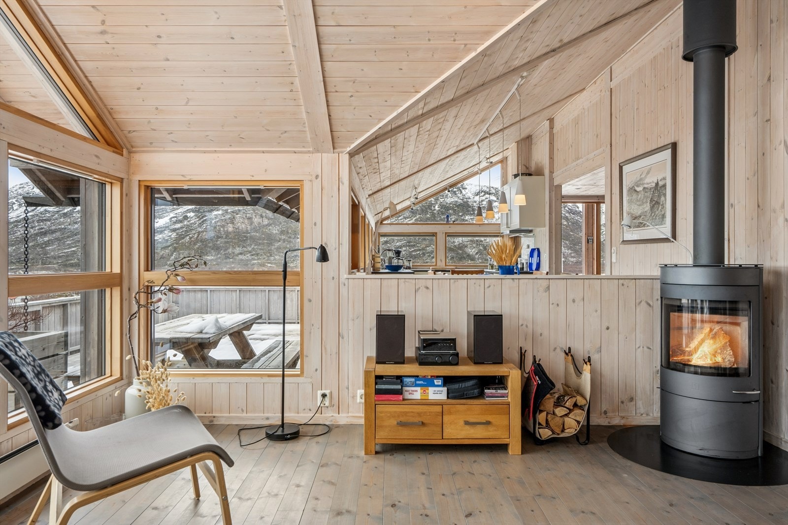 Den lukkede vedovnen gir en lun og behagelig varme på kalde dager. Galleribilde