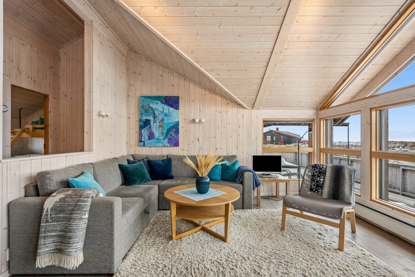 Her er det god plass til en romslig sofakrok for avslapning og hygge. Galleribilde