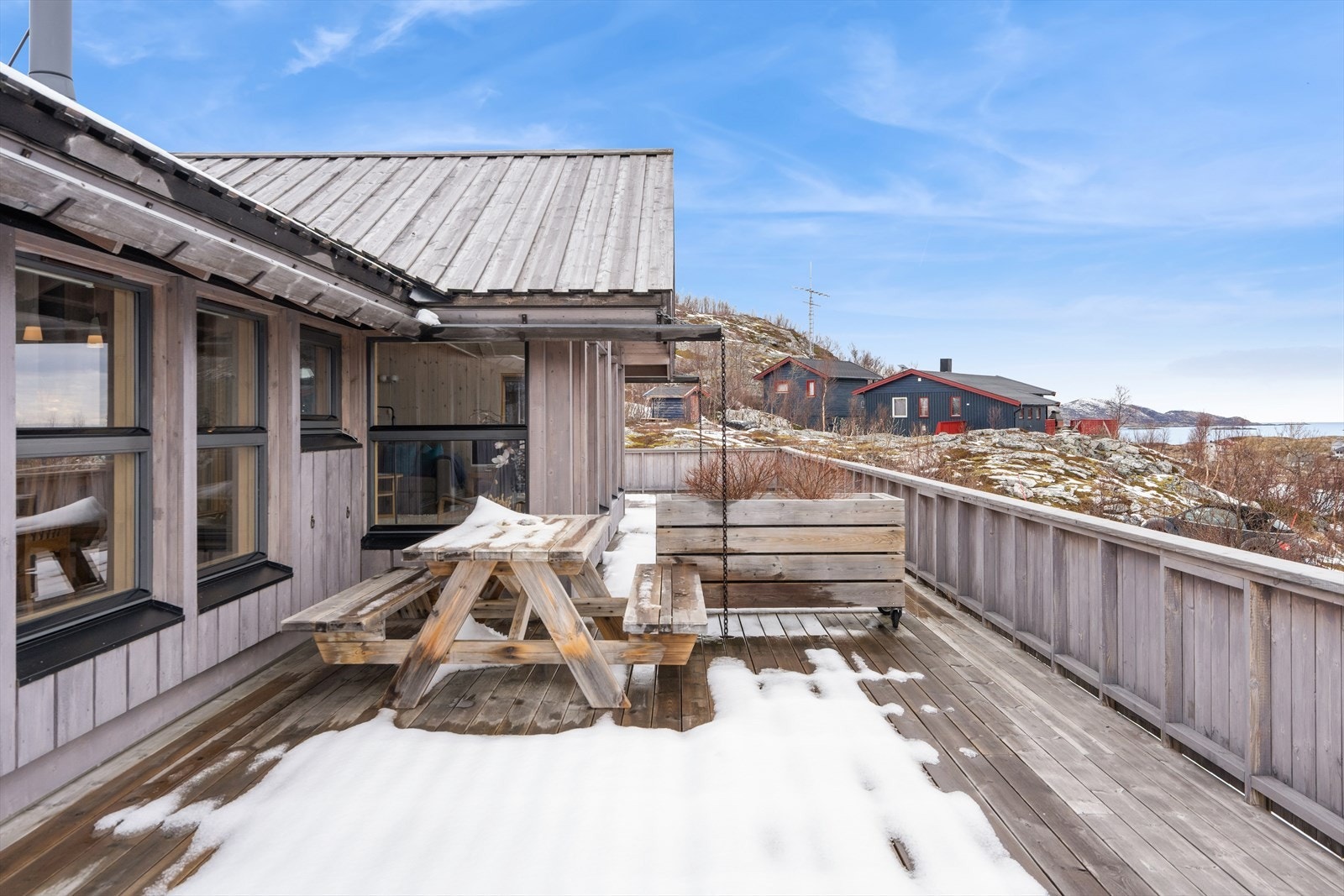 Her er det god plass til både spisebord og sittegrupper for sosiale sammenkomster utendørs. Galleribilde