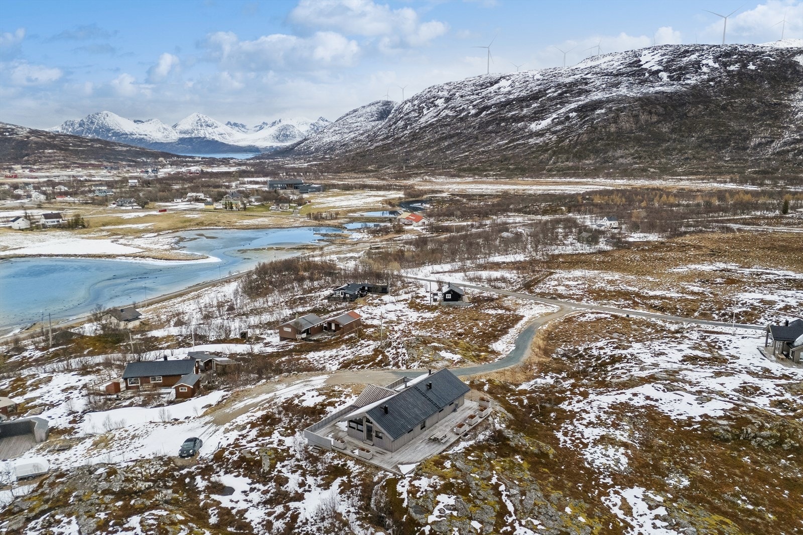Hytta er en del av et etablert hyttefelt, men ligger tilbaketrukket på tomten. Galleribilde