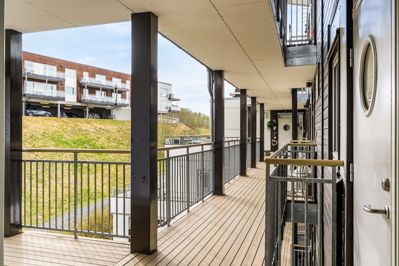 Ved inngangspartiet har man også plass til et kafésett. Galleribilde