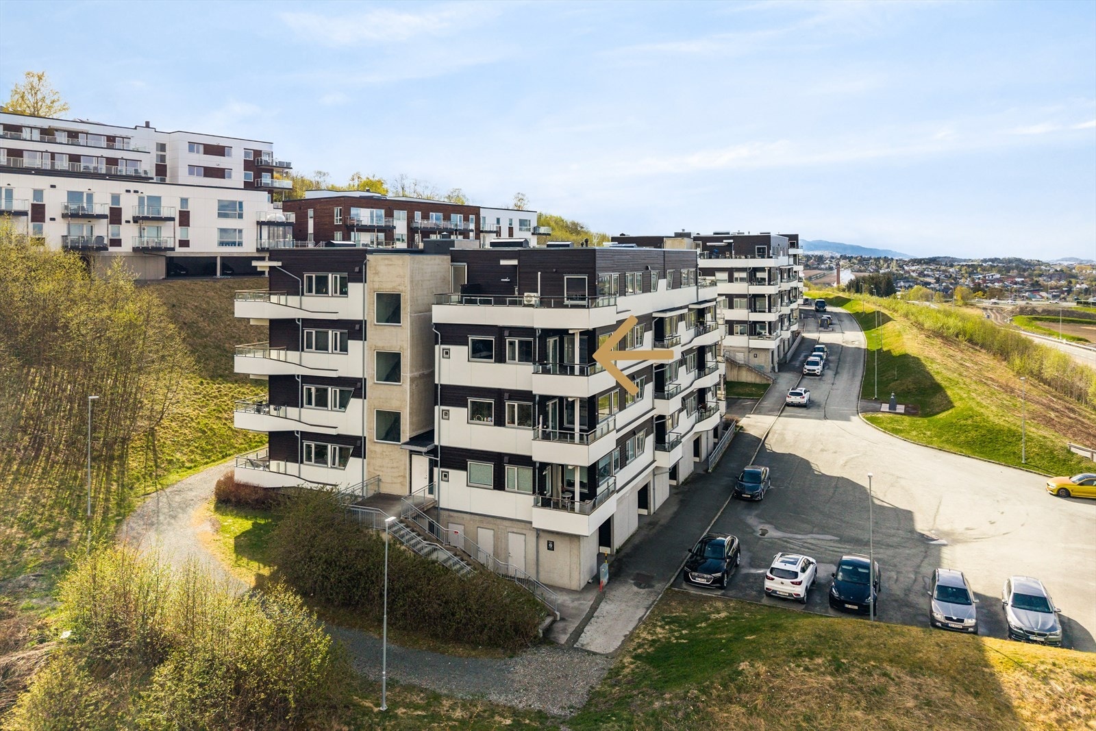 Velkommen til en hyggelig visningsopplevelse! Ta kontakt med megler (m: 906 56 880) dersom oppsatt tidspunkt ikke passer. Galleribilde