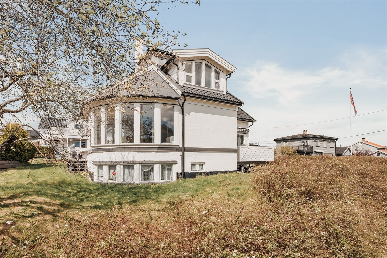 Her får man en innbydende og romslig enebolig med særpreg. Tomten er svært solrik, og byr på flere fine uteplasser. Galleribilde