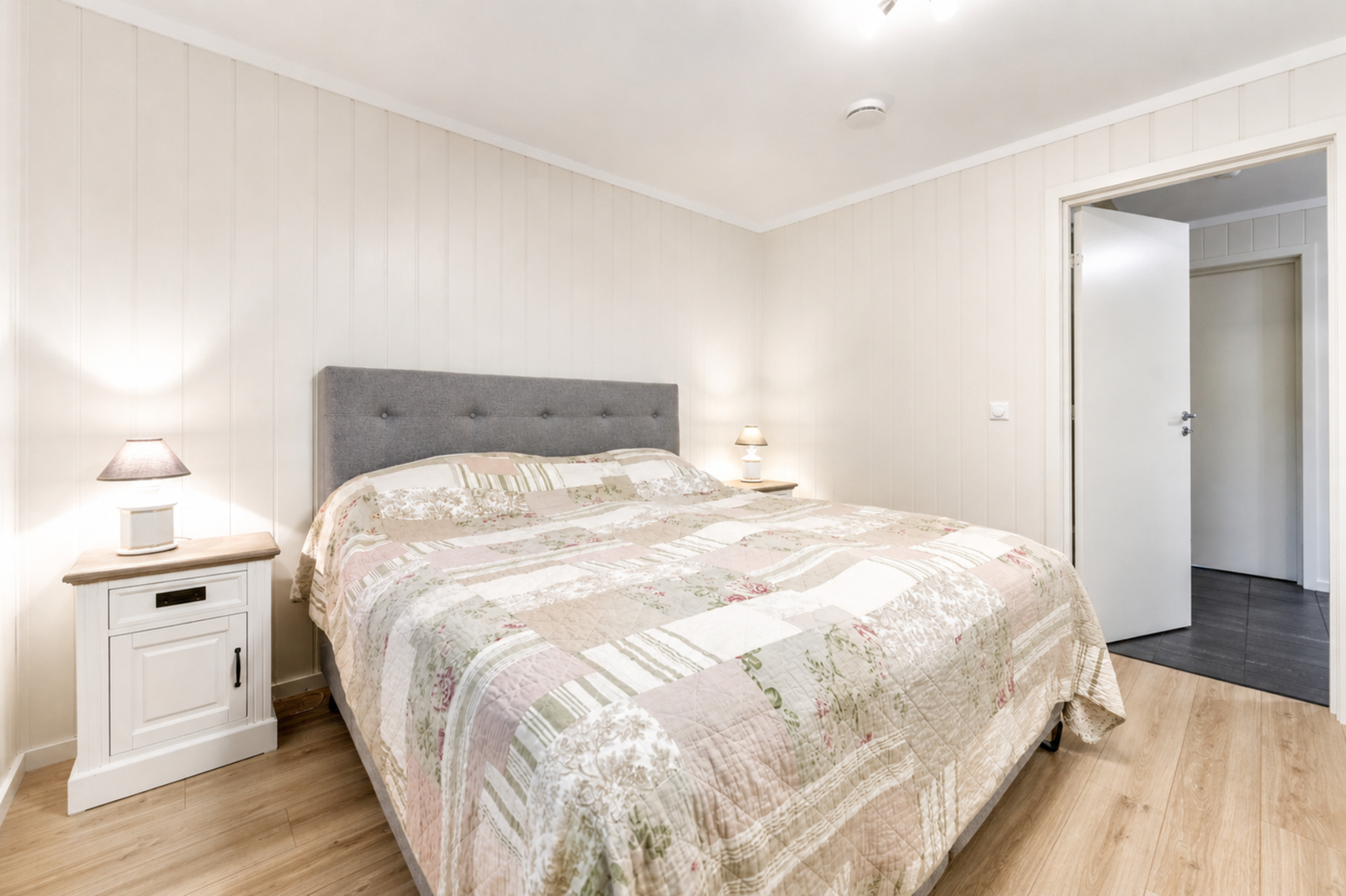 Lyst og romslig hovedsoverom med stor skyvedørsgarderobe og utgang til solrik terrasse og hage Galleribilde