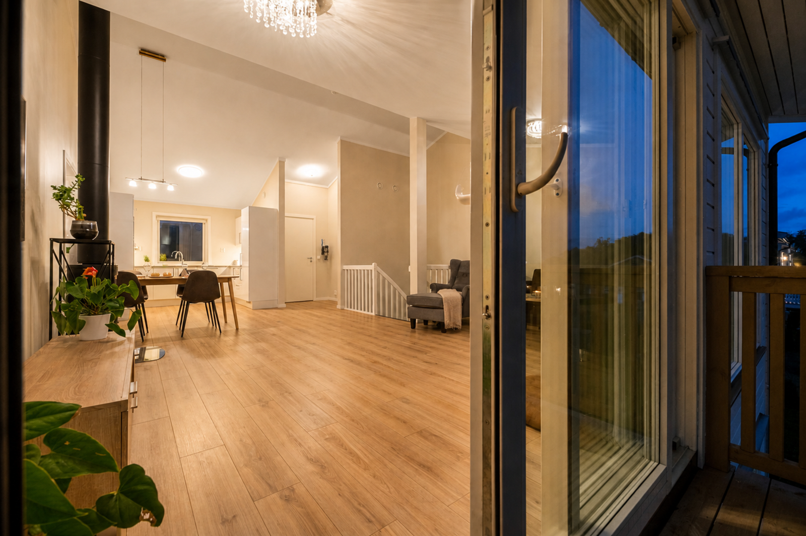 Fra stuen er det også utgang til balkong mot øst, perfekt for morgenkaffen Galleribilde
