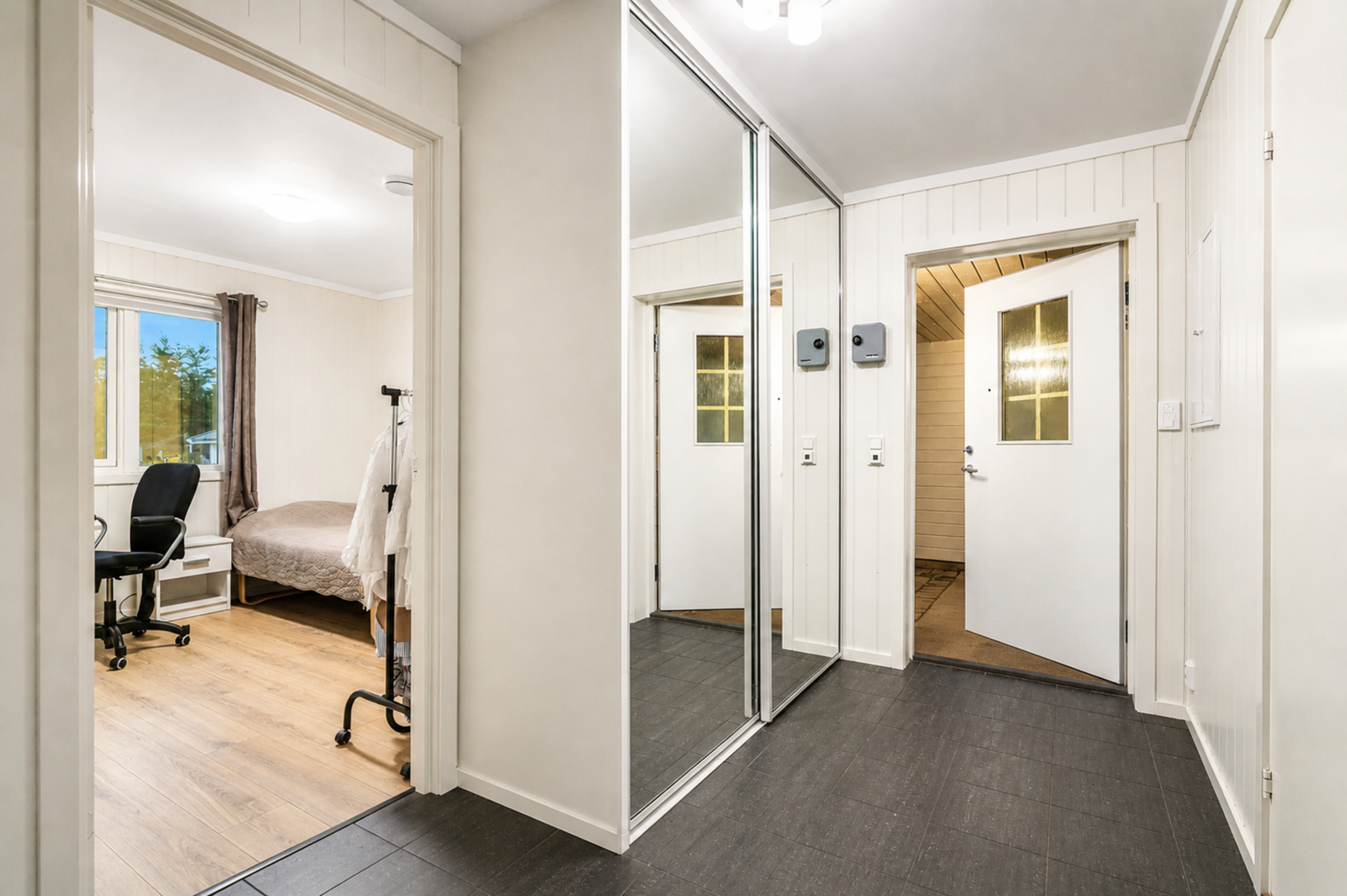 Entré er pent innredet med praktisk skyvedørsgarderobe Galleribilde