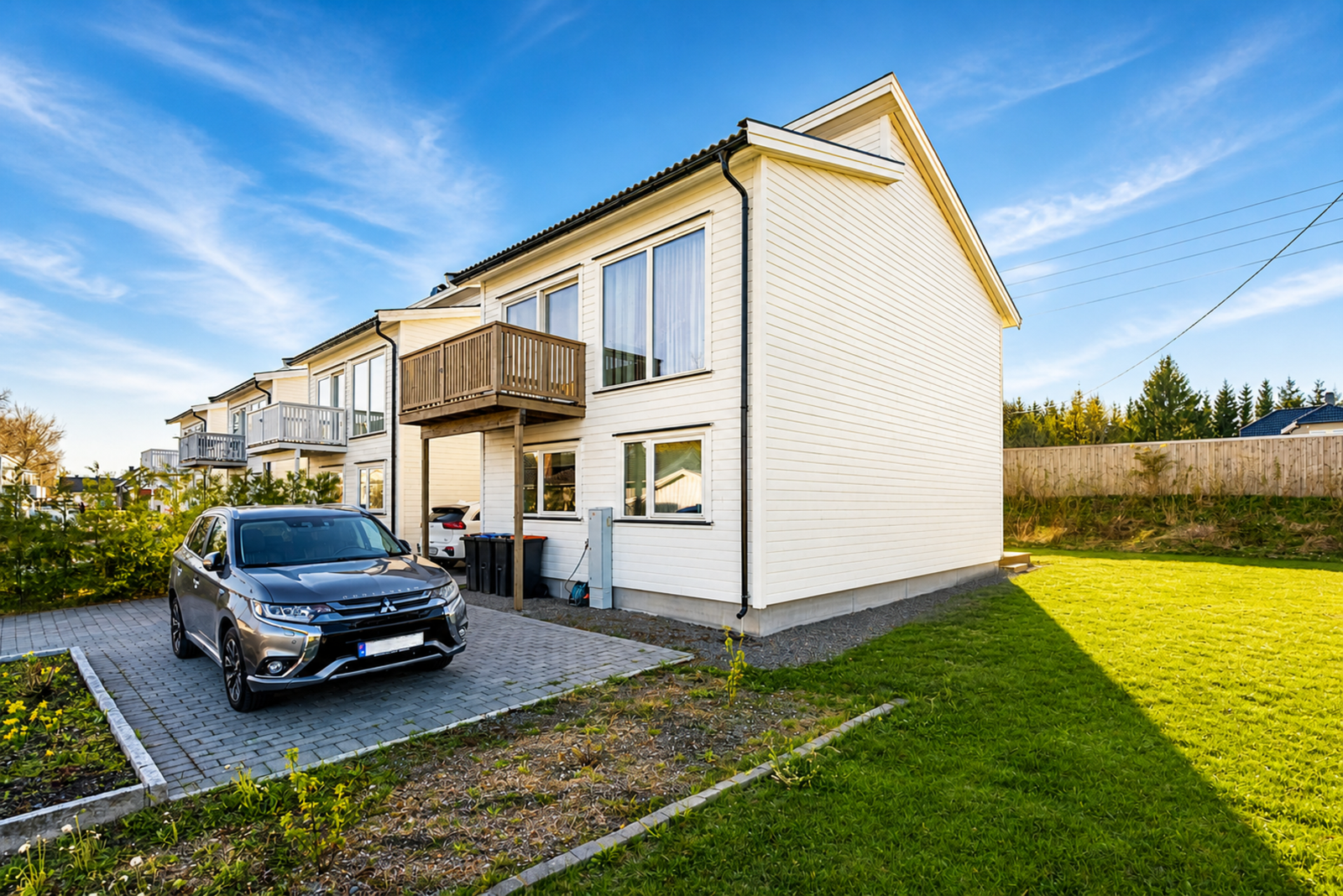 En moderne og lettstelt bolig med god standard, praktiske løsninger og flotte uteplasser Galleribilde