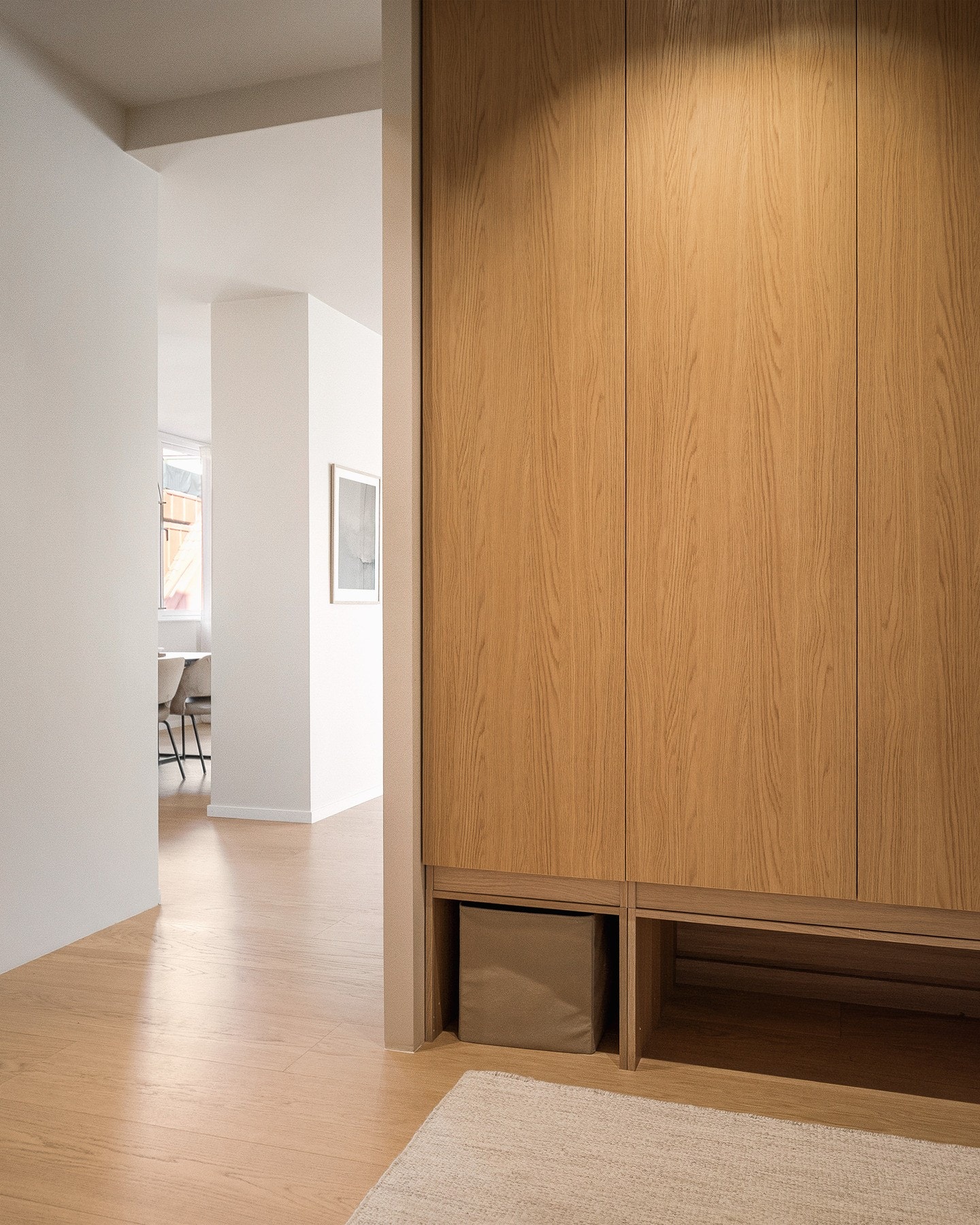 Stor garderobe i gang Galleribilde