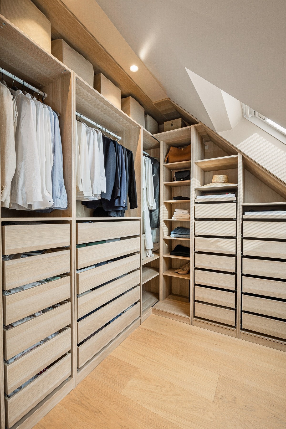 Godt med garderobeskap i walk-in Galleribilde