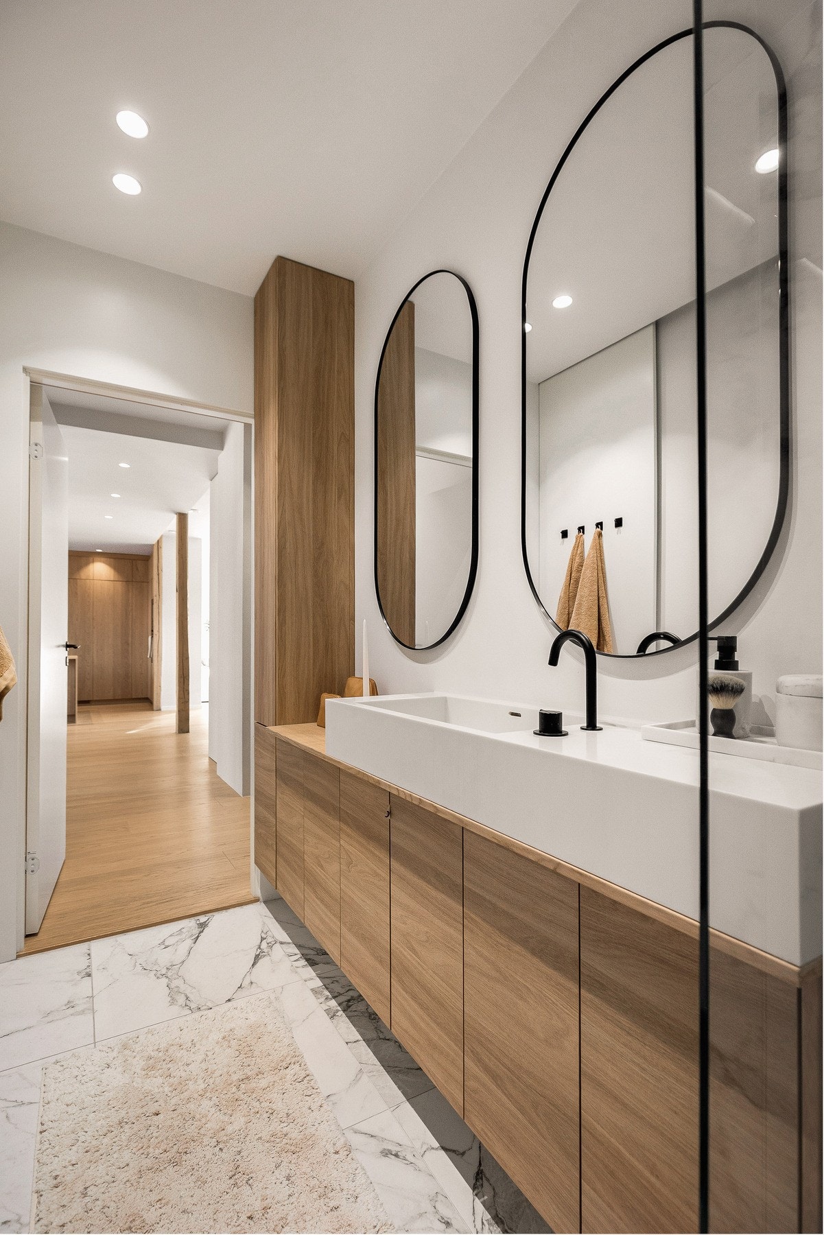 Corian vask og Vola blandebatteri Galleribilde