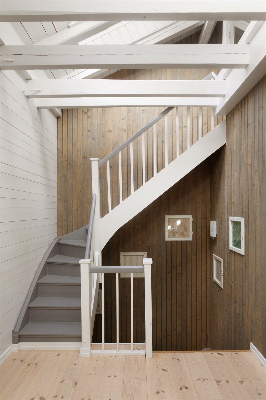 Fra 2. etasje er det trapp til loft. Galleribilde