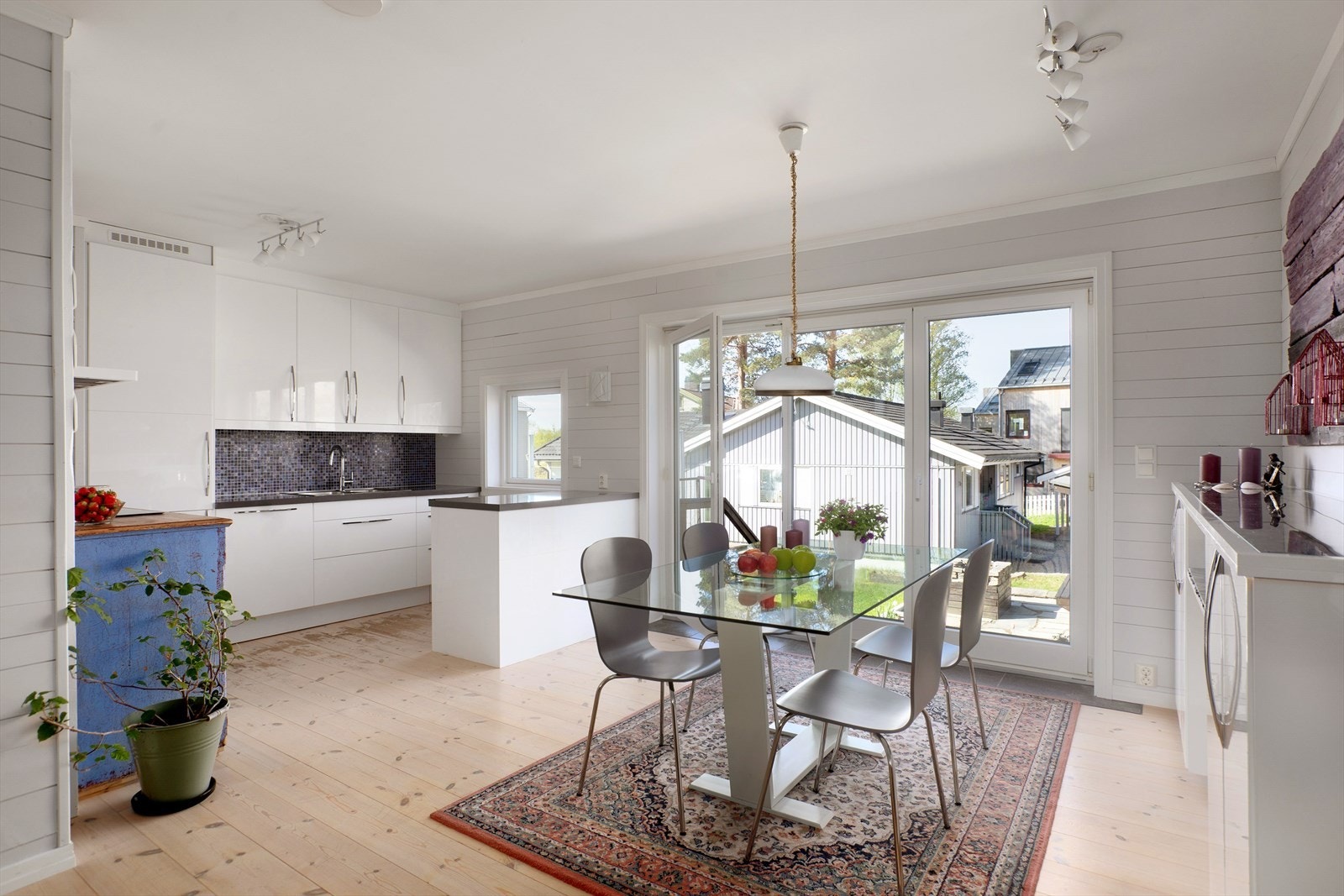 Stuen har god plass til både sofagruppe og spisebord. Galleribilde