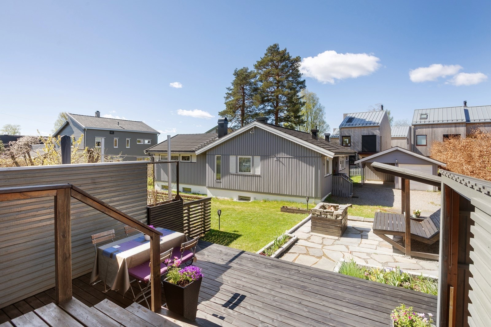 Boligen har en terrasse på ca. 18 kvm i treverk med fin utsyn mot hagen. Galleribilde
