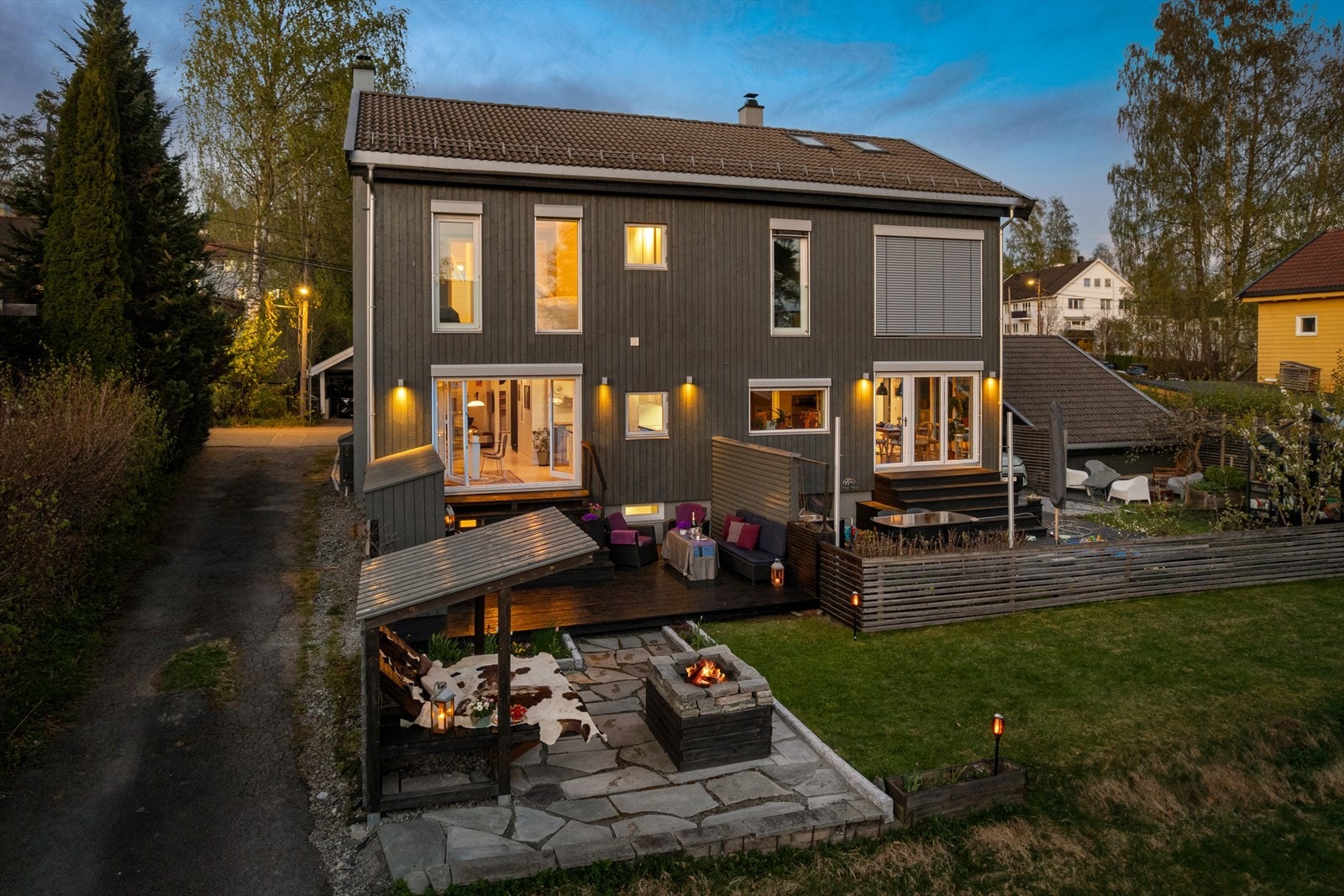 De store uteplassene har god plass til flere soner med sittegrupper, grill og utepeis. Galleribilde