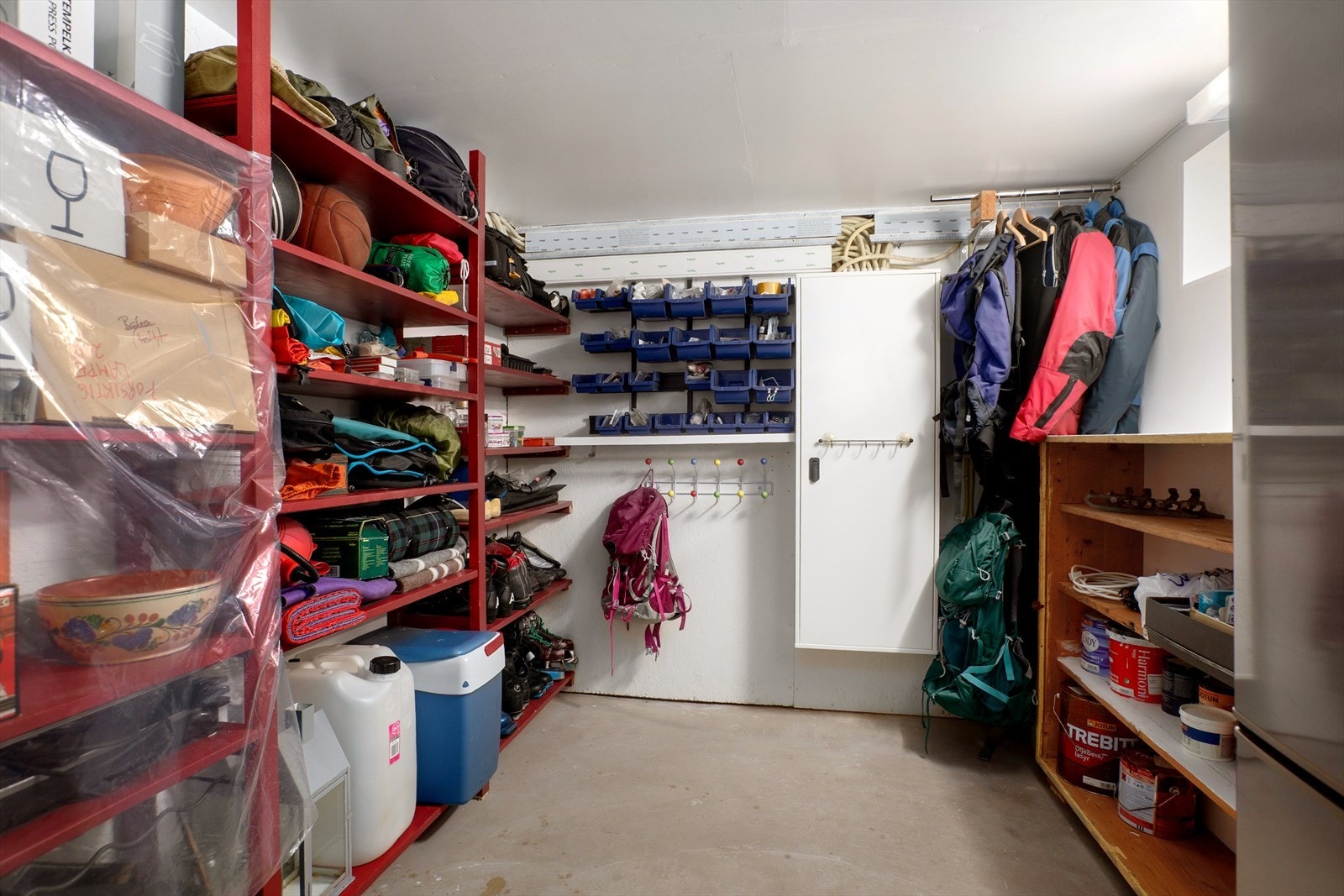 Rikelig med oppbevaringsplass for sportsutstyr, sykler, verktøy og sesongartikler. Galleribilde