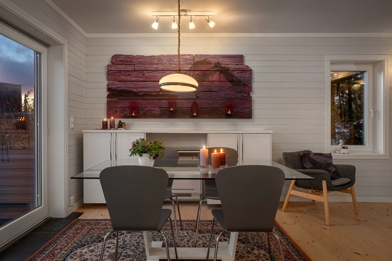 Den åpne løsningen gir en sosial og god romføelse. Galleribilde
