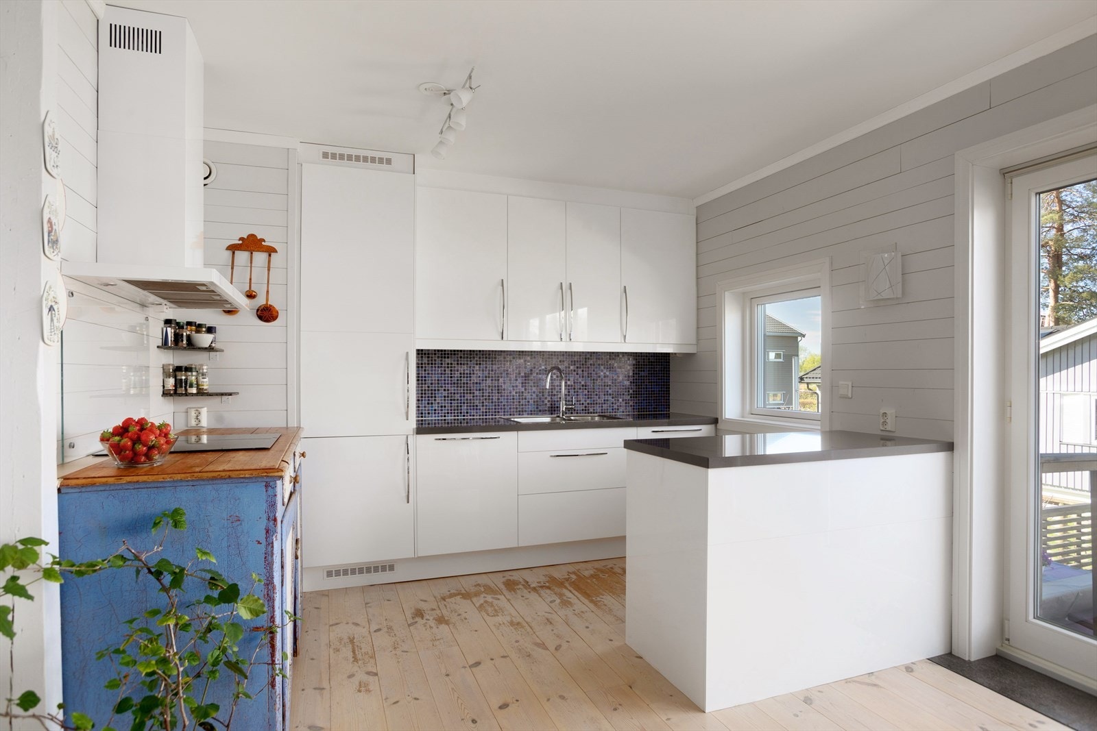 Funksjonelt og moderne kjøkken med foliert glatt innredning fra IKEA med soft-close-skap. Galleribilde