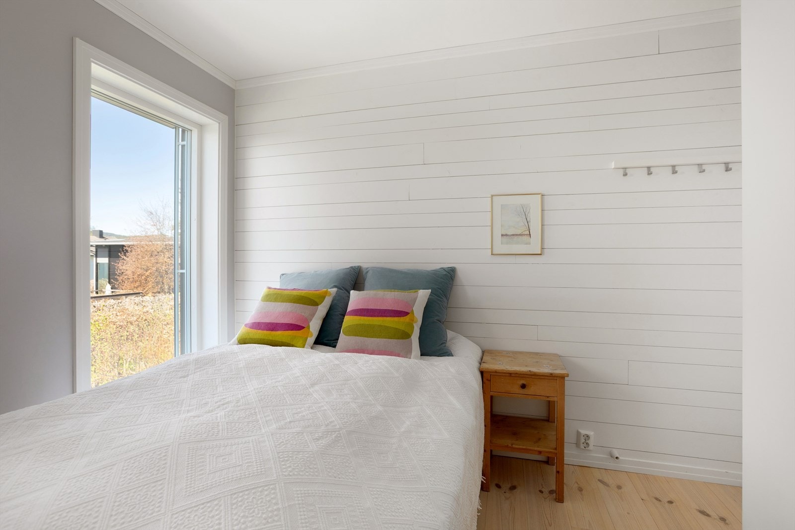 Rommet har god plass til dobbeltseng, nattbord og stor garderobe. Galleribilde