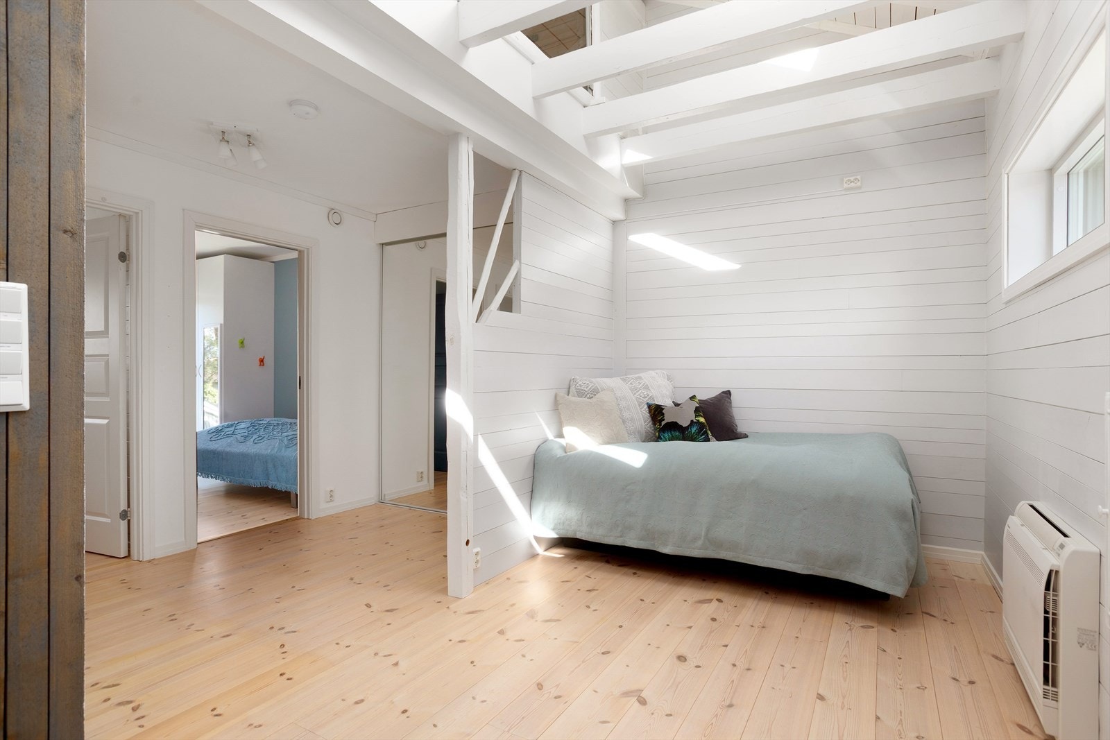Hyggelig og lys stue i 2. etasje. med god plass til sofa og sittegruppe. Her kan du også sette opp en vegg om du ønsker et tredje soverom. Galleribilde