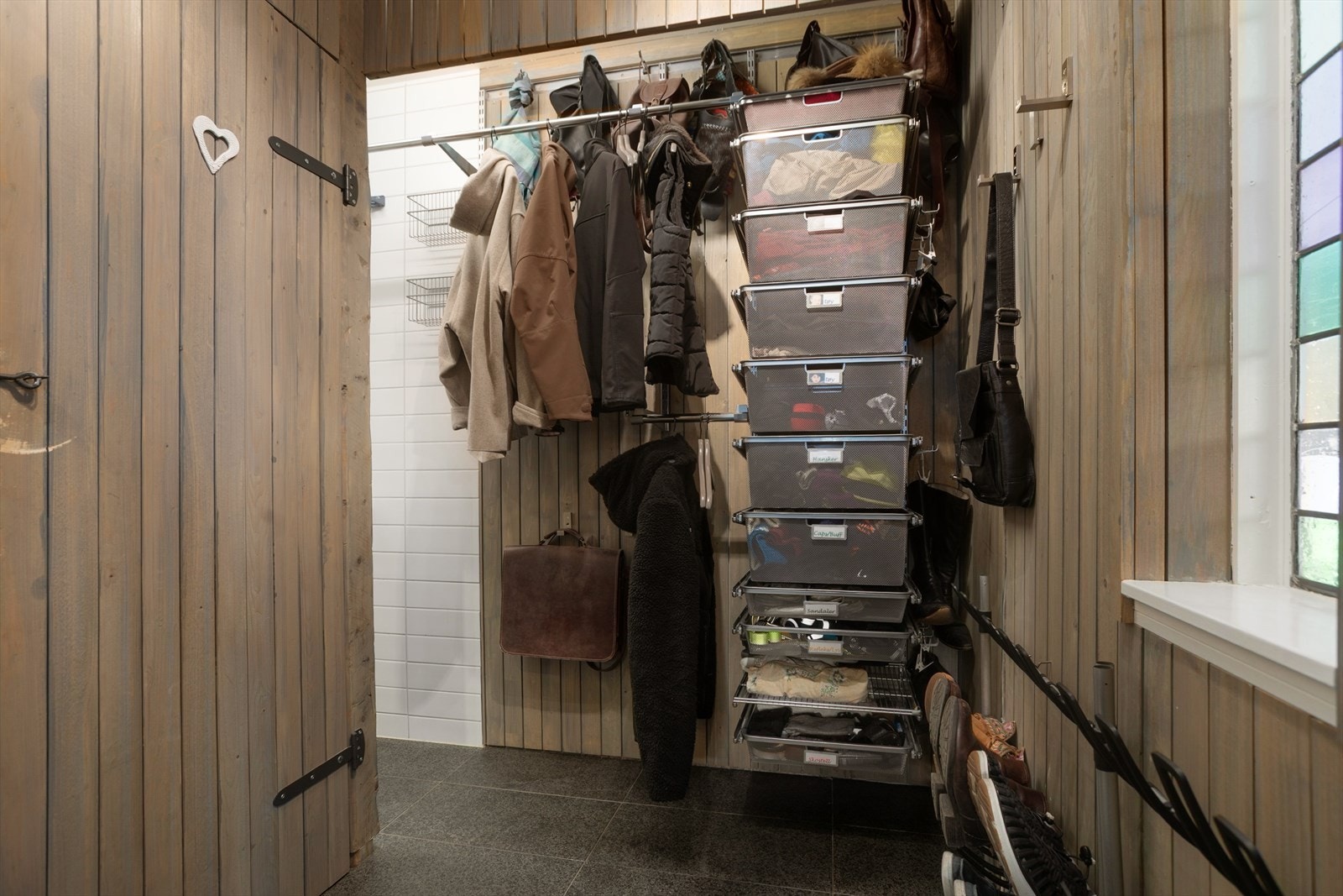Garderobe med plass til yttertøy og sko i tilknytning til entré. Galleribilde