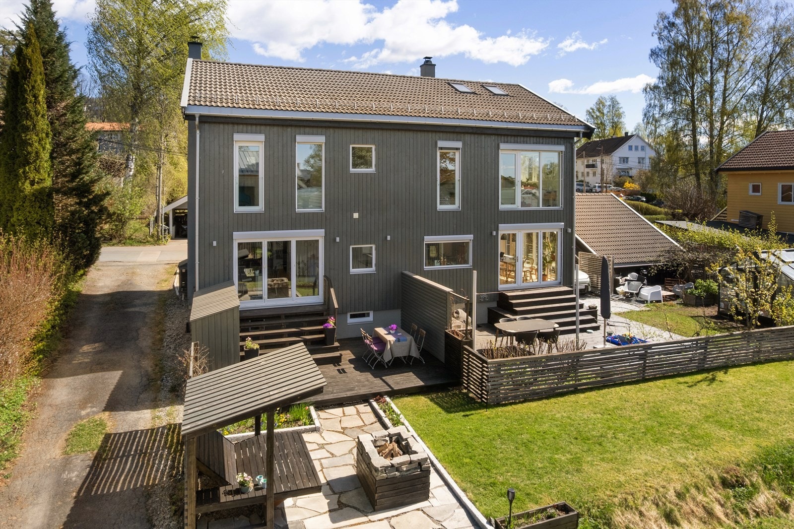 En moderne og innbydende familiebolig med gjennomgående god standard, beliggende i et attraktivt og barnevennlig område på Røa. Galleribilde