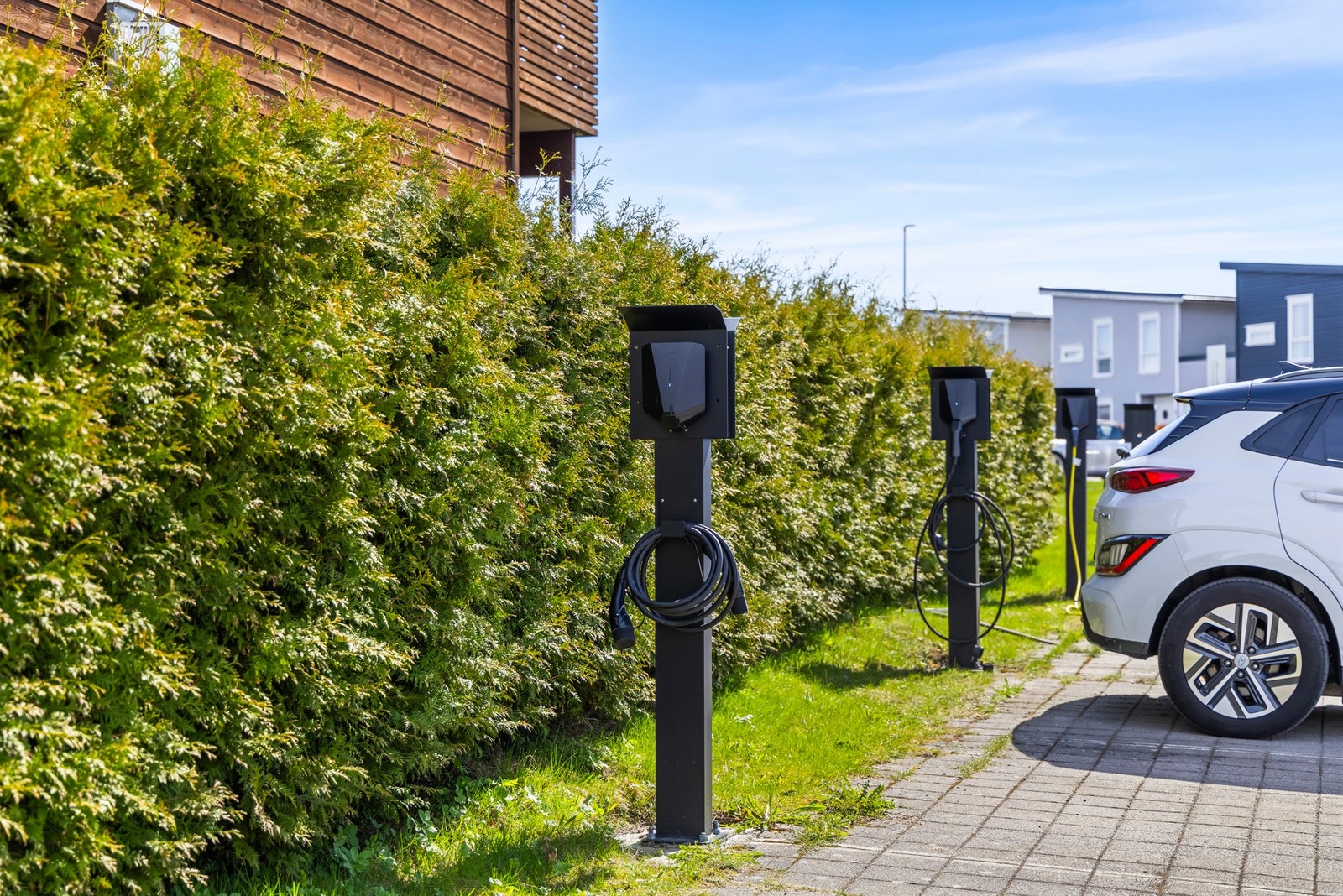 Parkeringsplass med elbillader. Galleribilde