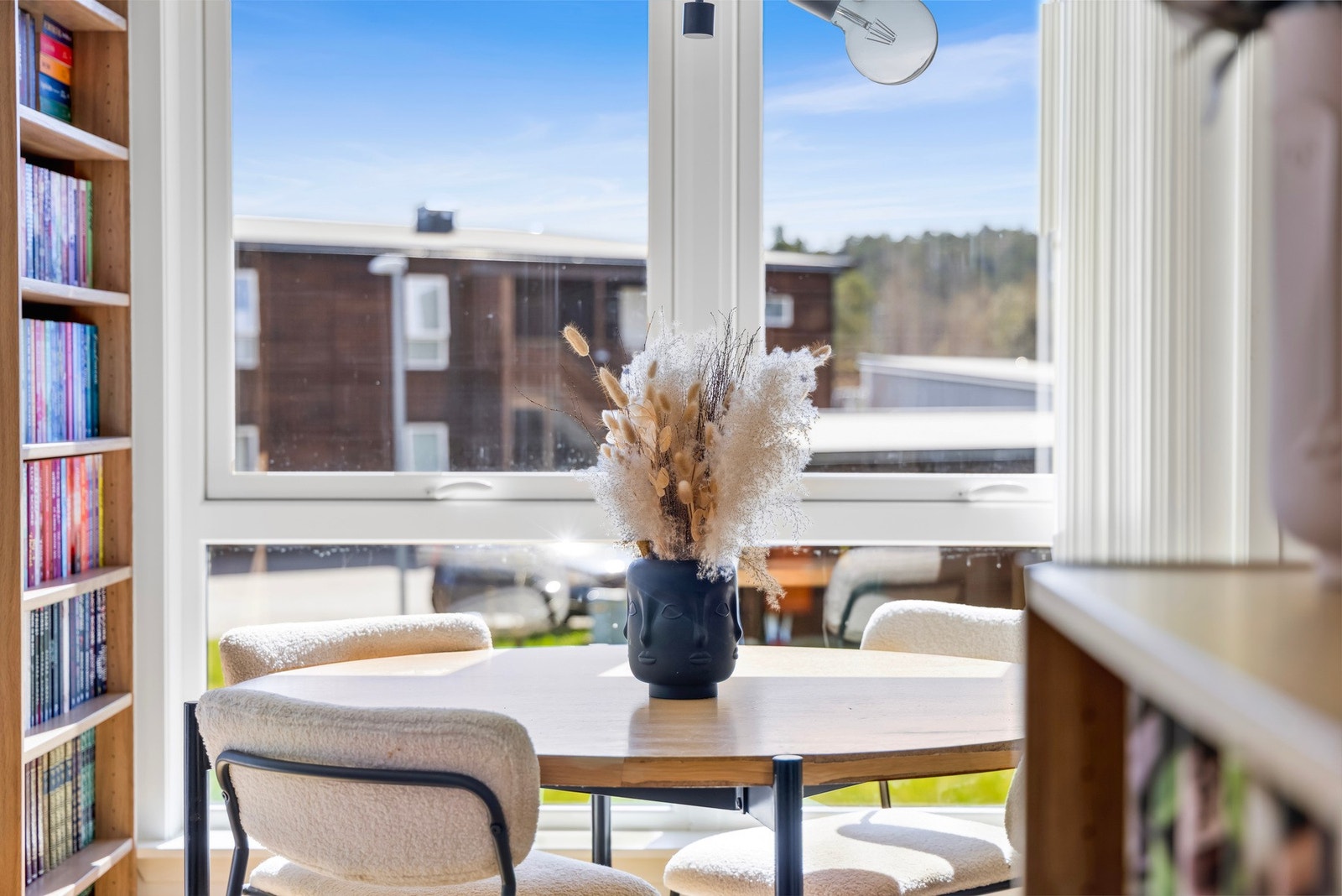 Spiseplass ved vinduet med utsyn mot nærområdet og grøntarealene. Galleribilde