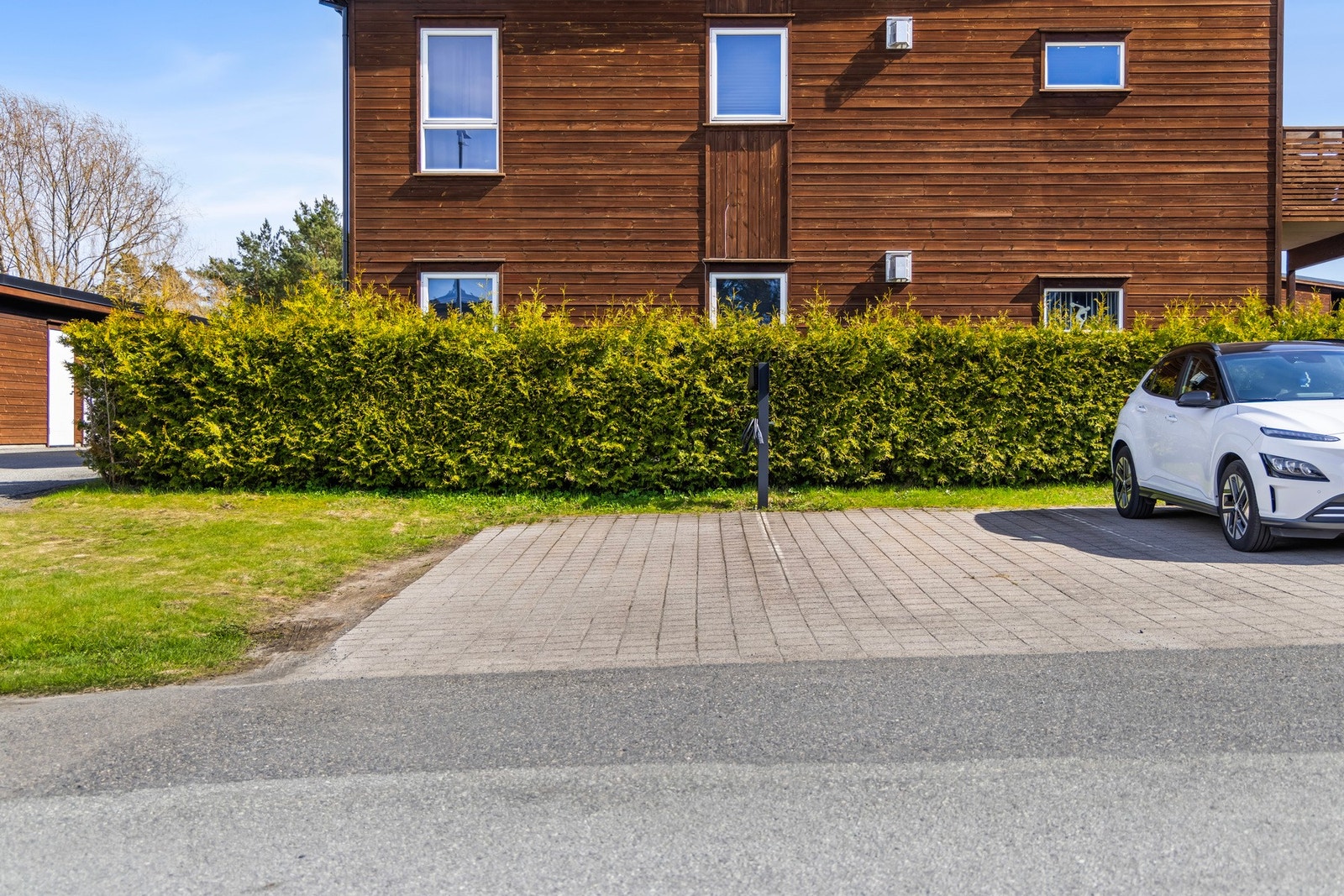 Fast parkeringsplass til seksjonen, i tillegg til gode felles parkeringsmuligheter. Galleribilde