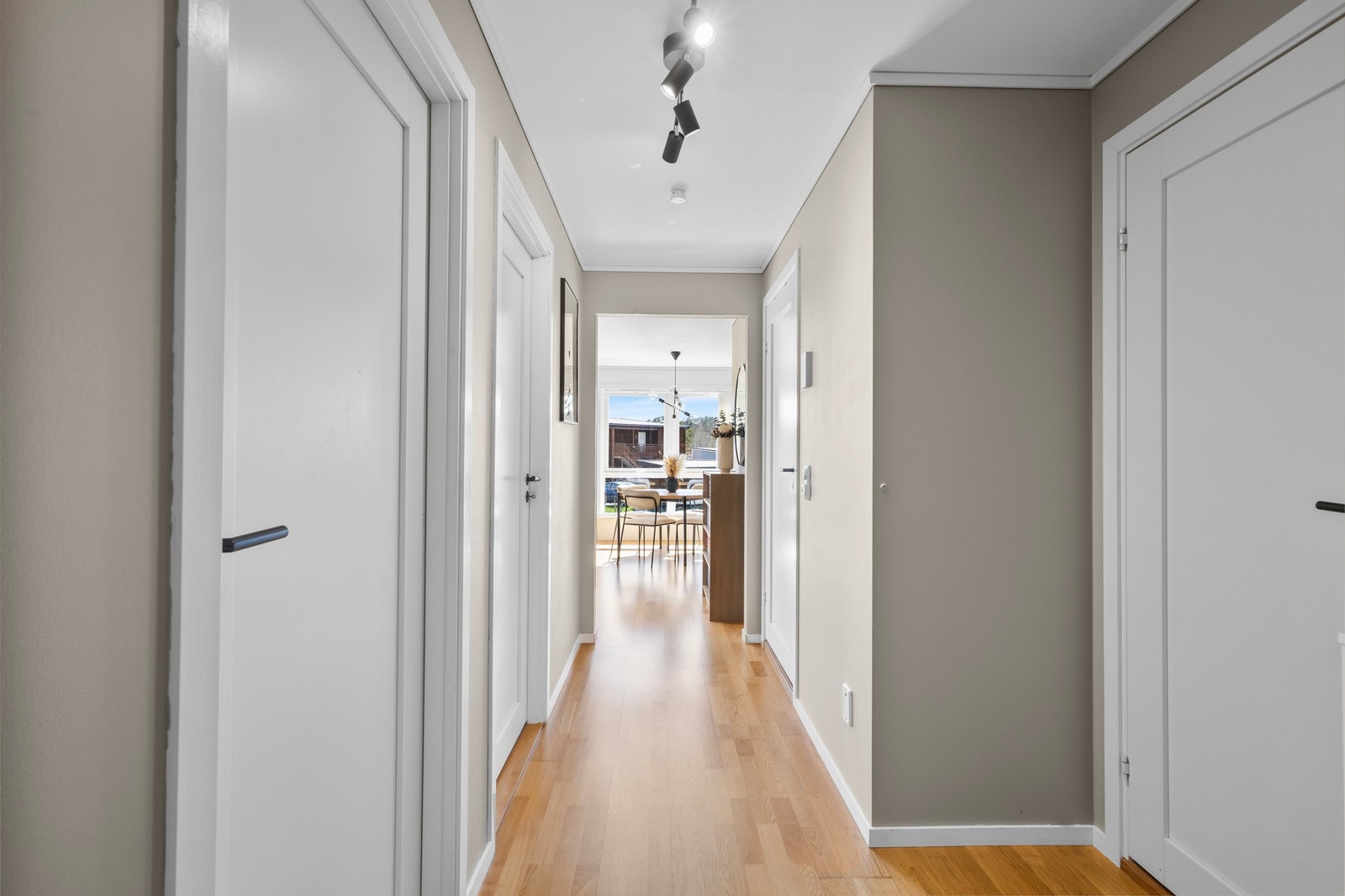 Entré/gang med praktisk planløsning og innvendig bod like ved. Galleribilde