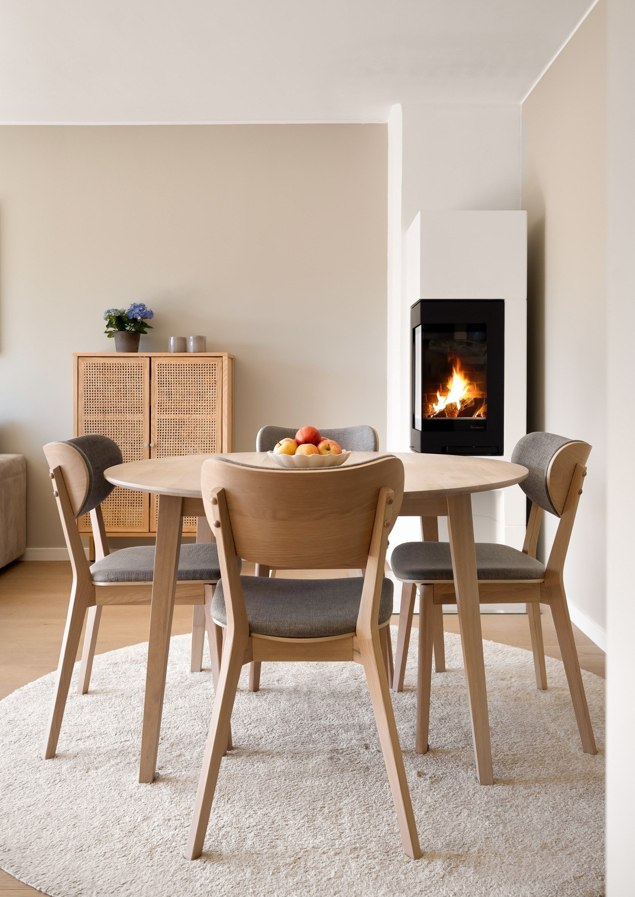 Sentralt i rommet er det installert en lekker peisovn fra... som fungerer som et naturlig blikkfang og gir både varme og hygge på kjølige dager. Galleribilde