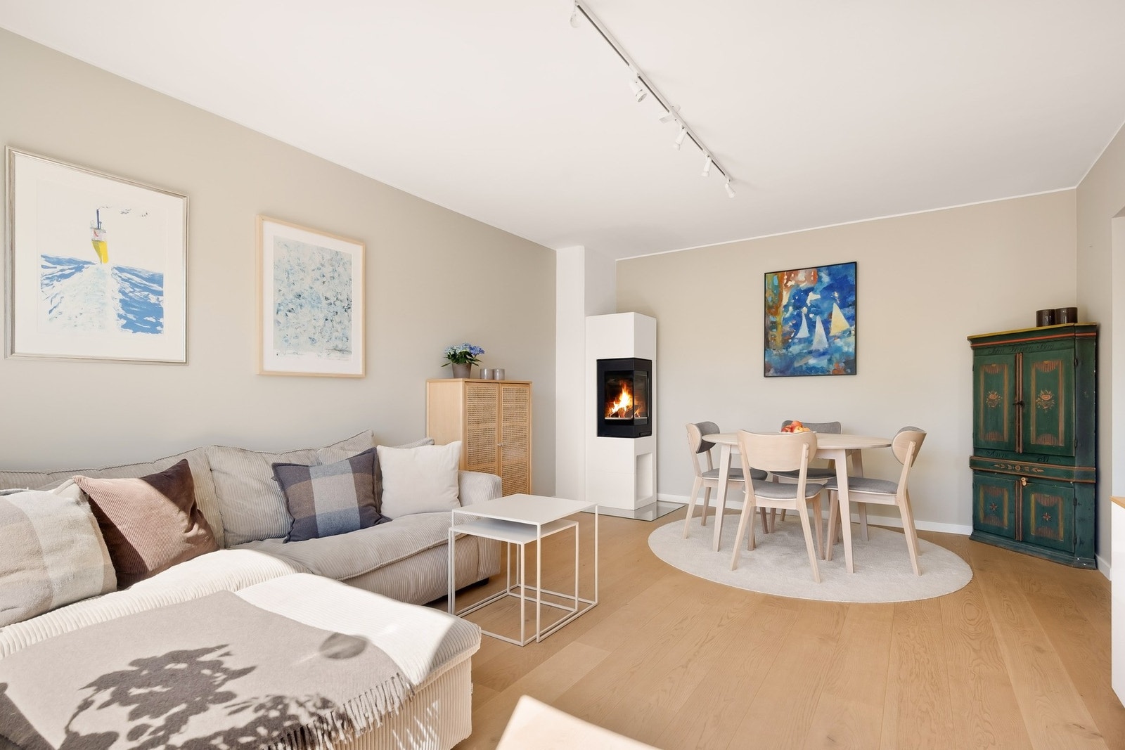 Stuen har god utforming med naturlig plass til en spisegruppe, sofa og TV med tilhørende møblement. Galleribilde